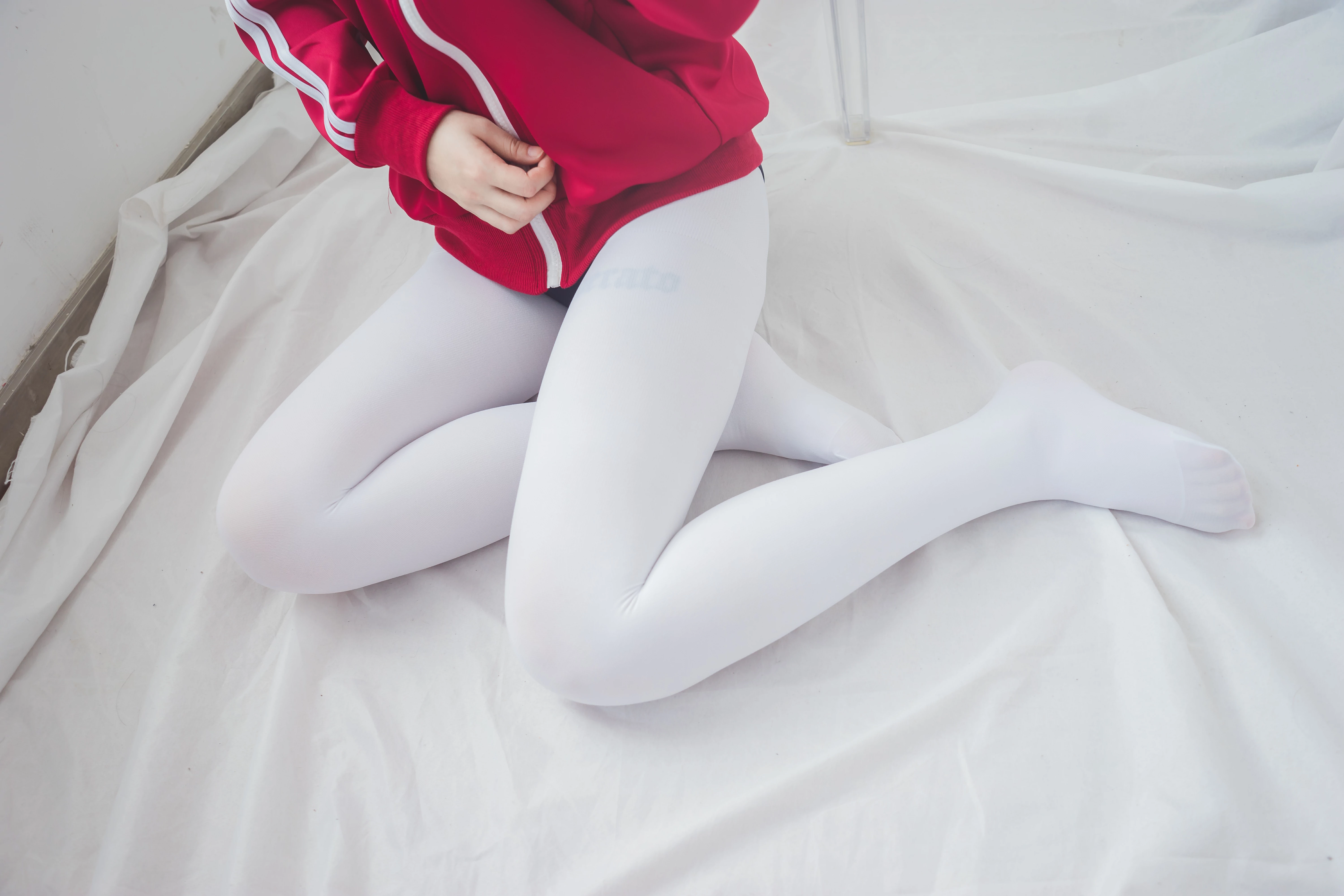 [森萝财团]BETA-031 清纯可爱小萝莉 红色外套与白色短袖加白色丝袜美腿性感私房写真集,