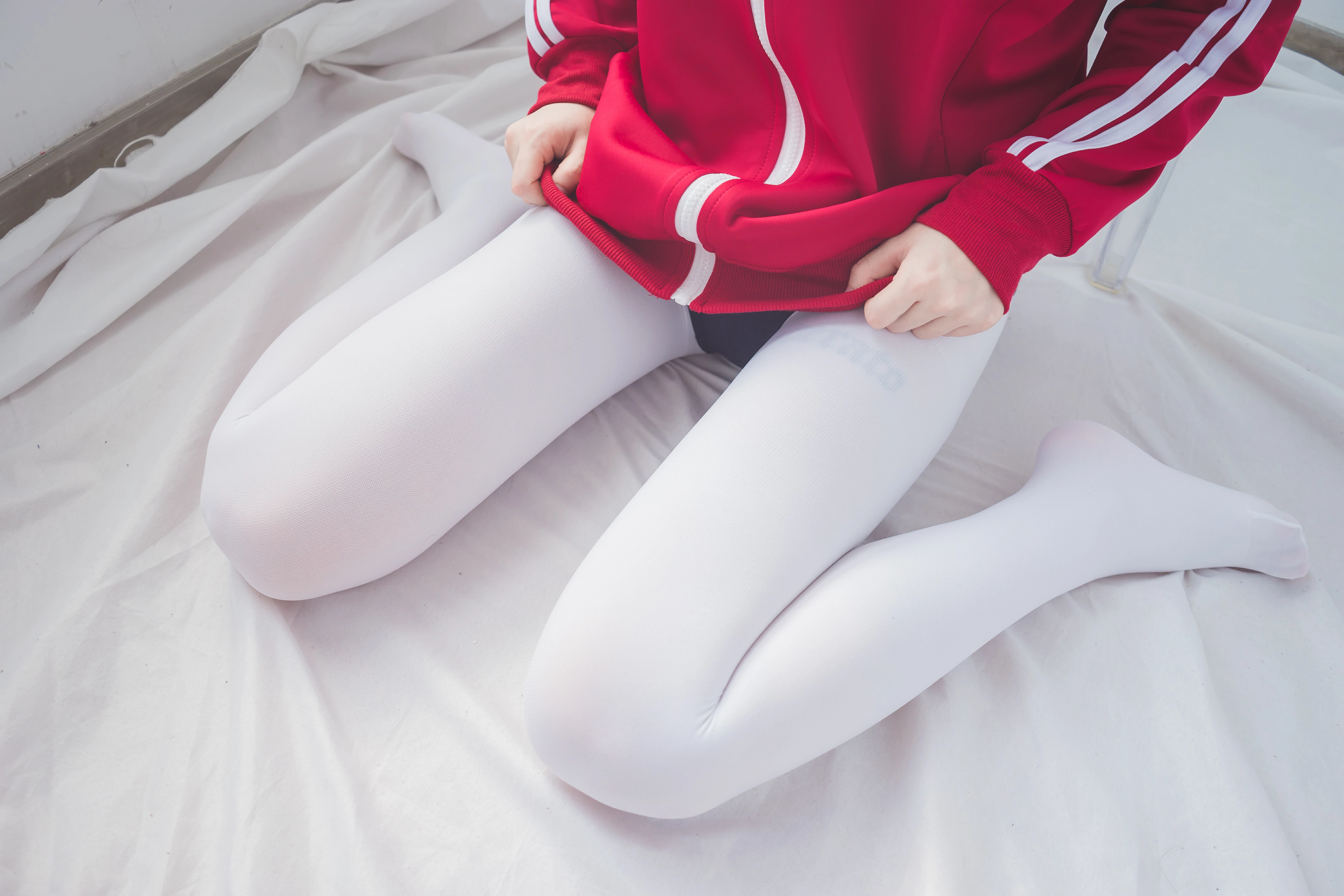 [森萝财团]BETA-031 清纯可爱小萝莉 红色外套与白色短袖加白色丝袜美腿性感私房写真集,