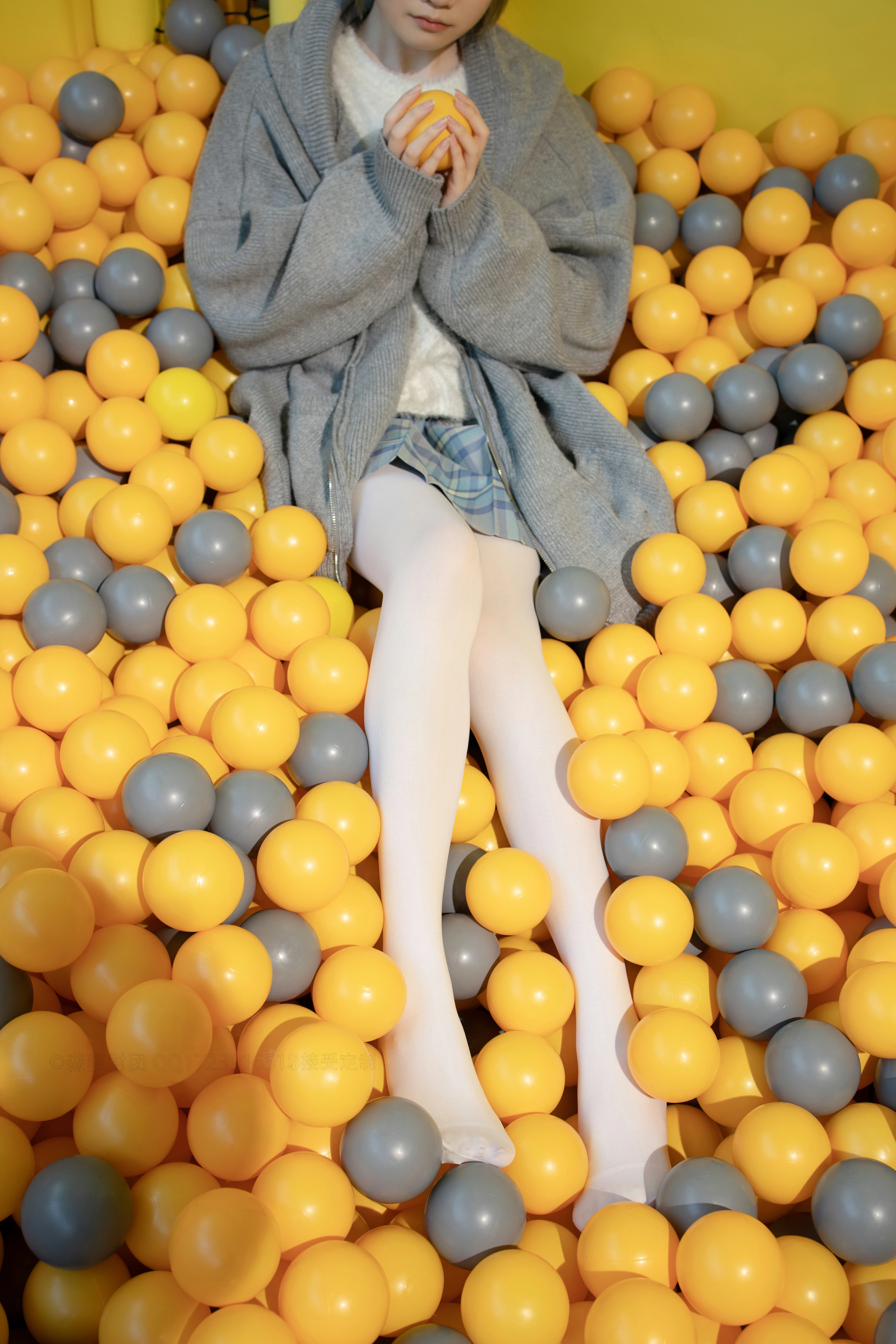 [森萝财团]X-047 清纯可爱小萝莉 灰色外套与短裙加白色丝袜美腿玉足性感私房写真集,