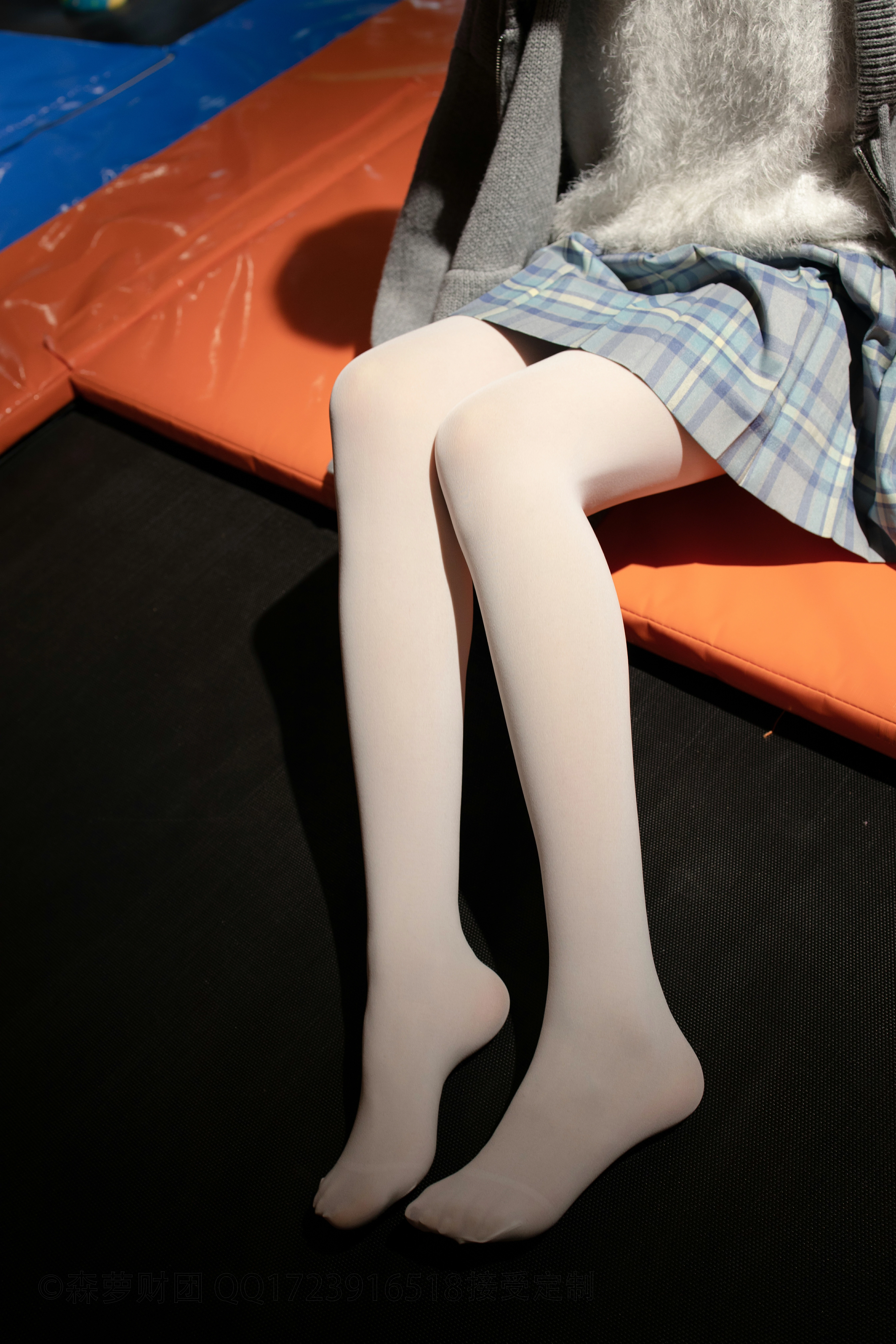 [森萝财团]X-047 清纯可爱小萝莉 灰色外套与短裙加白色丝袜美腿玉足性感私房写真集,