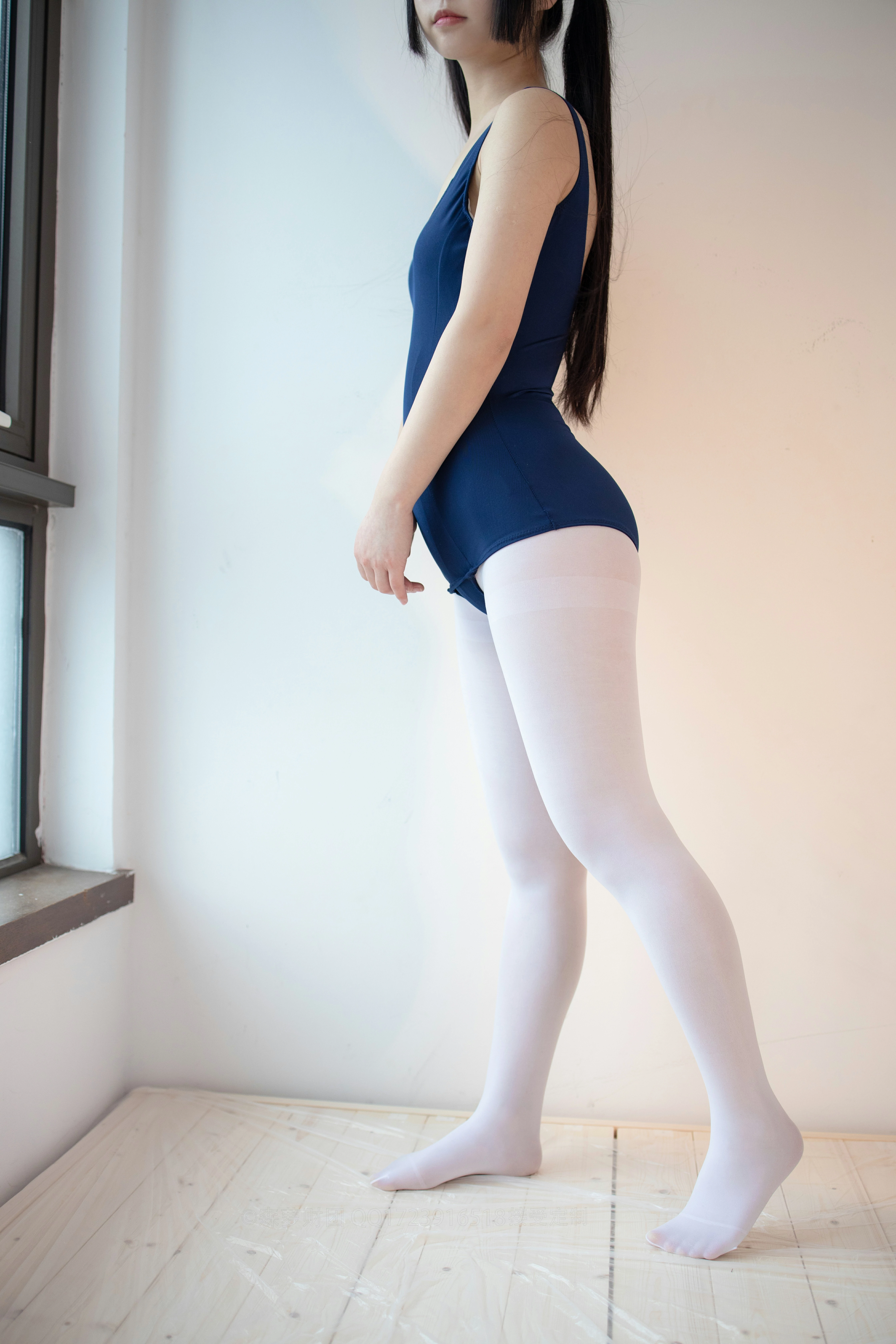 [森萝财团]X-048 性感诱人小萝莉 蓝色连体运动内衣加白色丝袜美腿玉足私房写真集,
