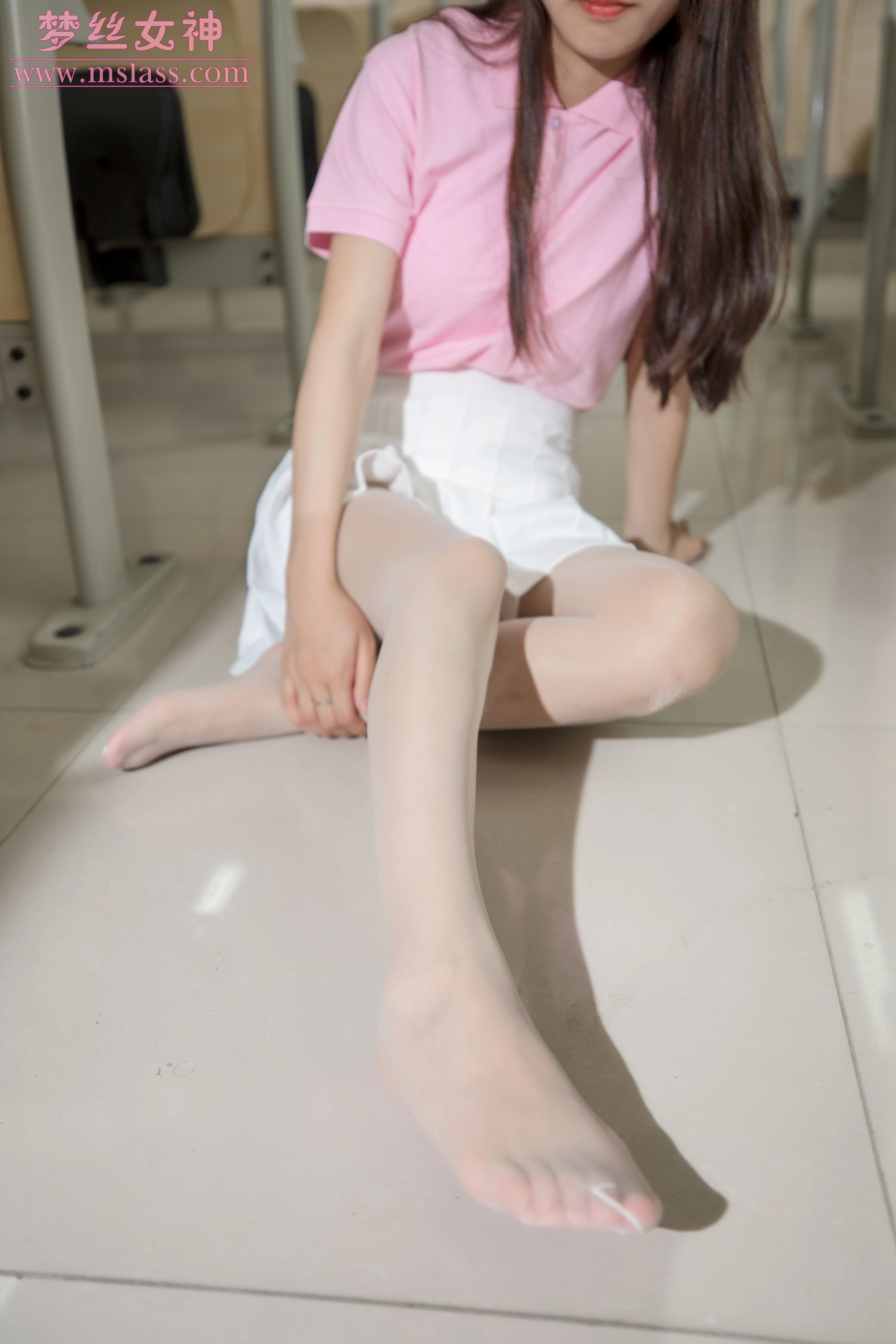 [MSLASS梦丝女神]NO.024 可爱的黑丝和白丝 小兔 粉色短袖和与白色短裙加丝袜美腿性感私房写真集,