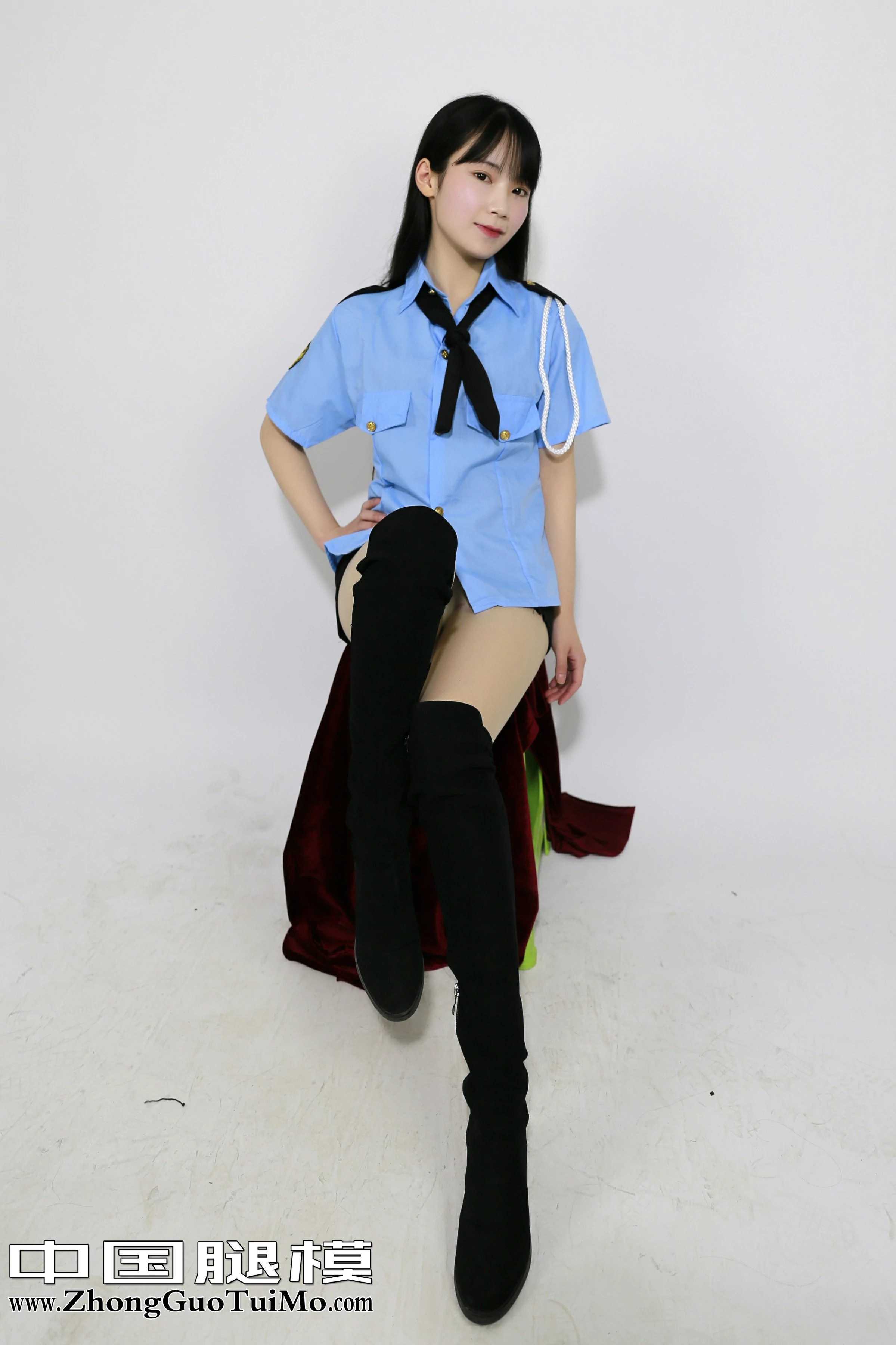 [中国腿模]No.055 性感女警官 鹿小鹿 蓝色制服衬衫与黑色短裙加黑色丝袜美腿私房写真集,