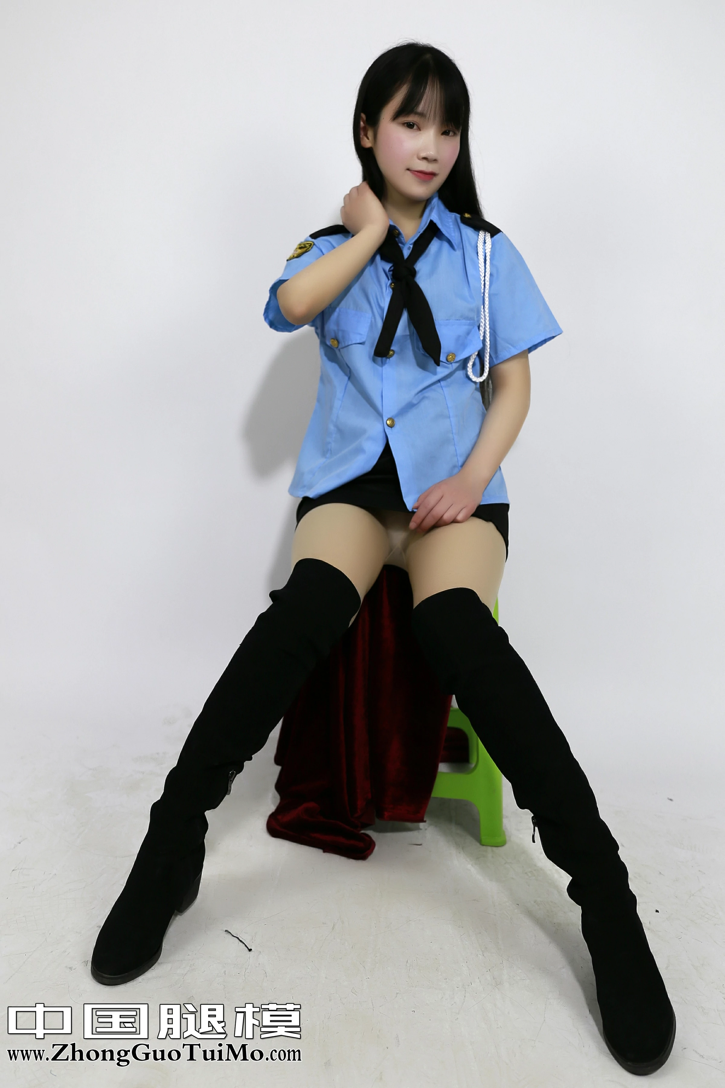 [中国腿模]No.055 性感女警官 鹿小鹿 蓝色制服衬衫与黑色短裙加黑色丝袜美腿私房写真集,