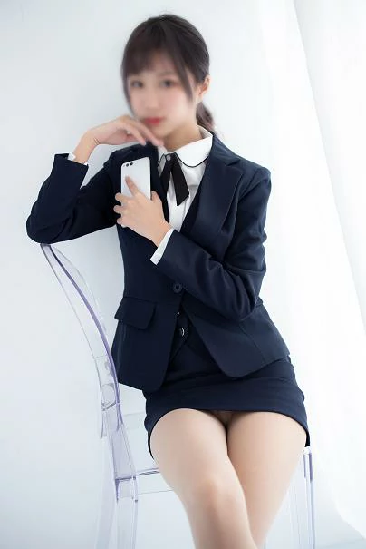 [森萝财团]X-050 性感空姐小萝莉 黑色制服与短裙加肉色丝袜美腿私房写真集