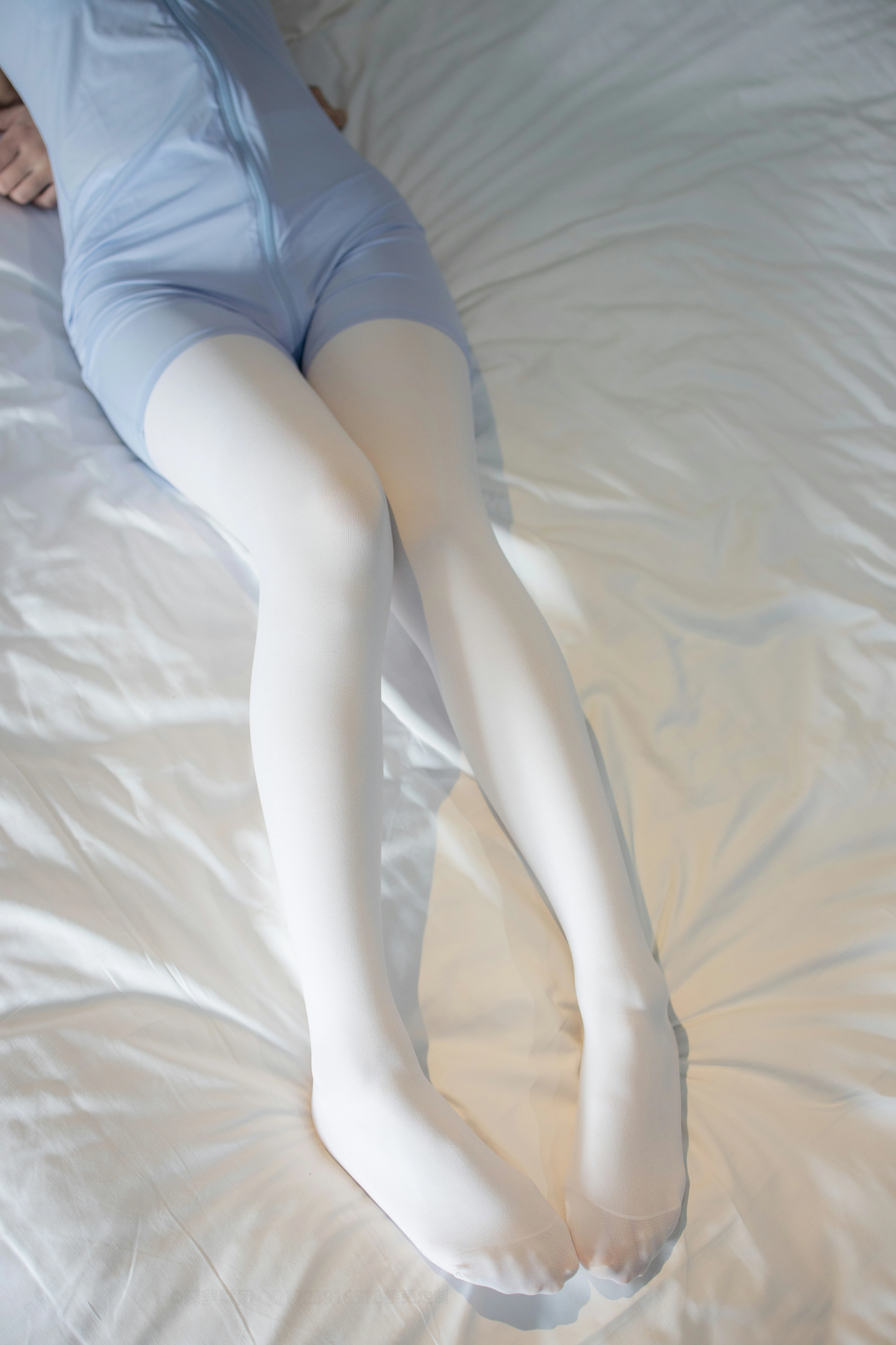 [森萝财团]X-049 性感小萝莉湿身诱惑 蓝色连体衣加白色丝袜美腿玉足私房写真集,