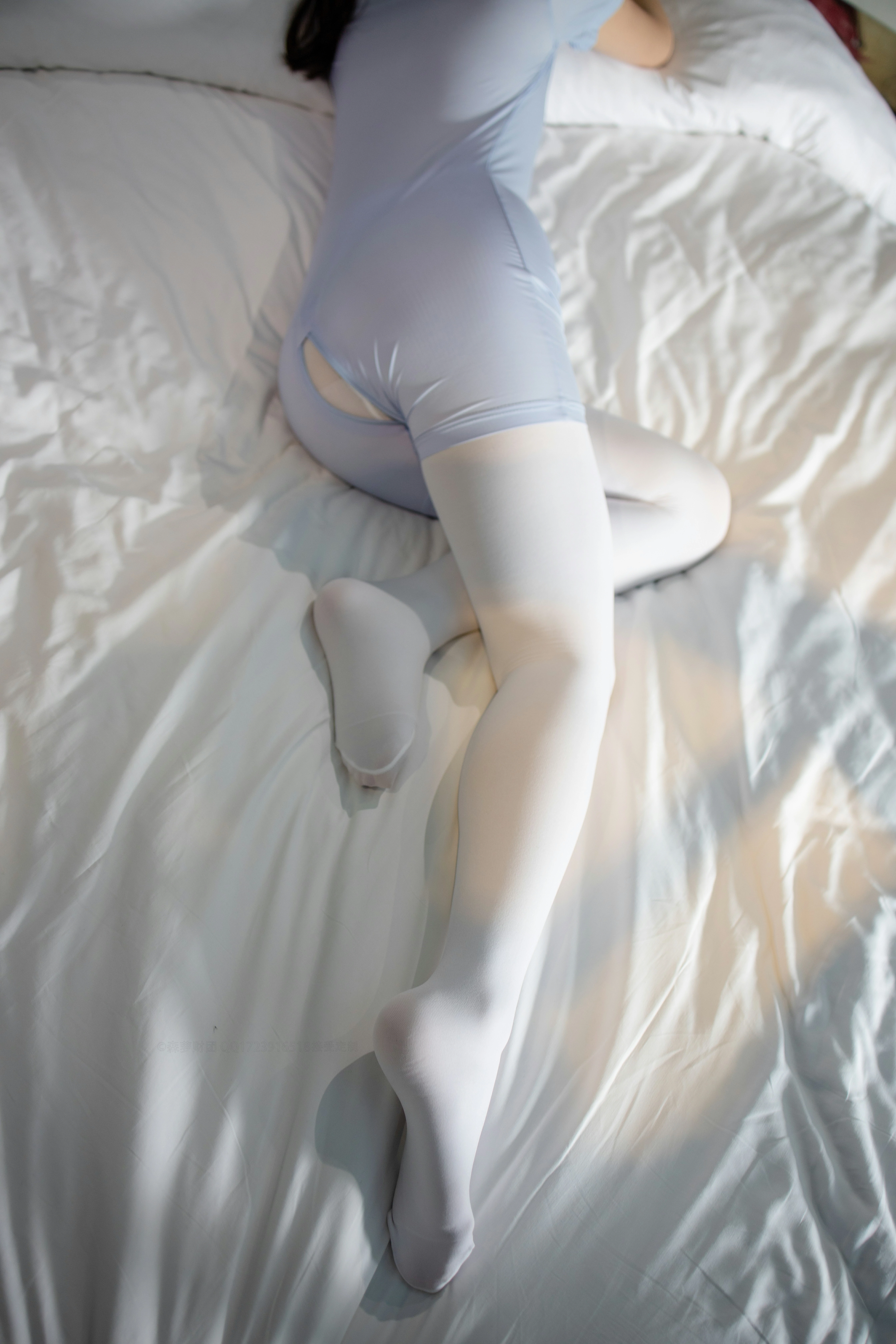 [森萝财团]X-049 性感小萝莉湿身诱惑 蓝色连体衣加白色丝袜美腿玉足私房写真集,