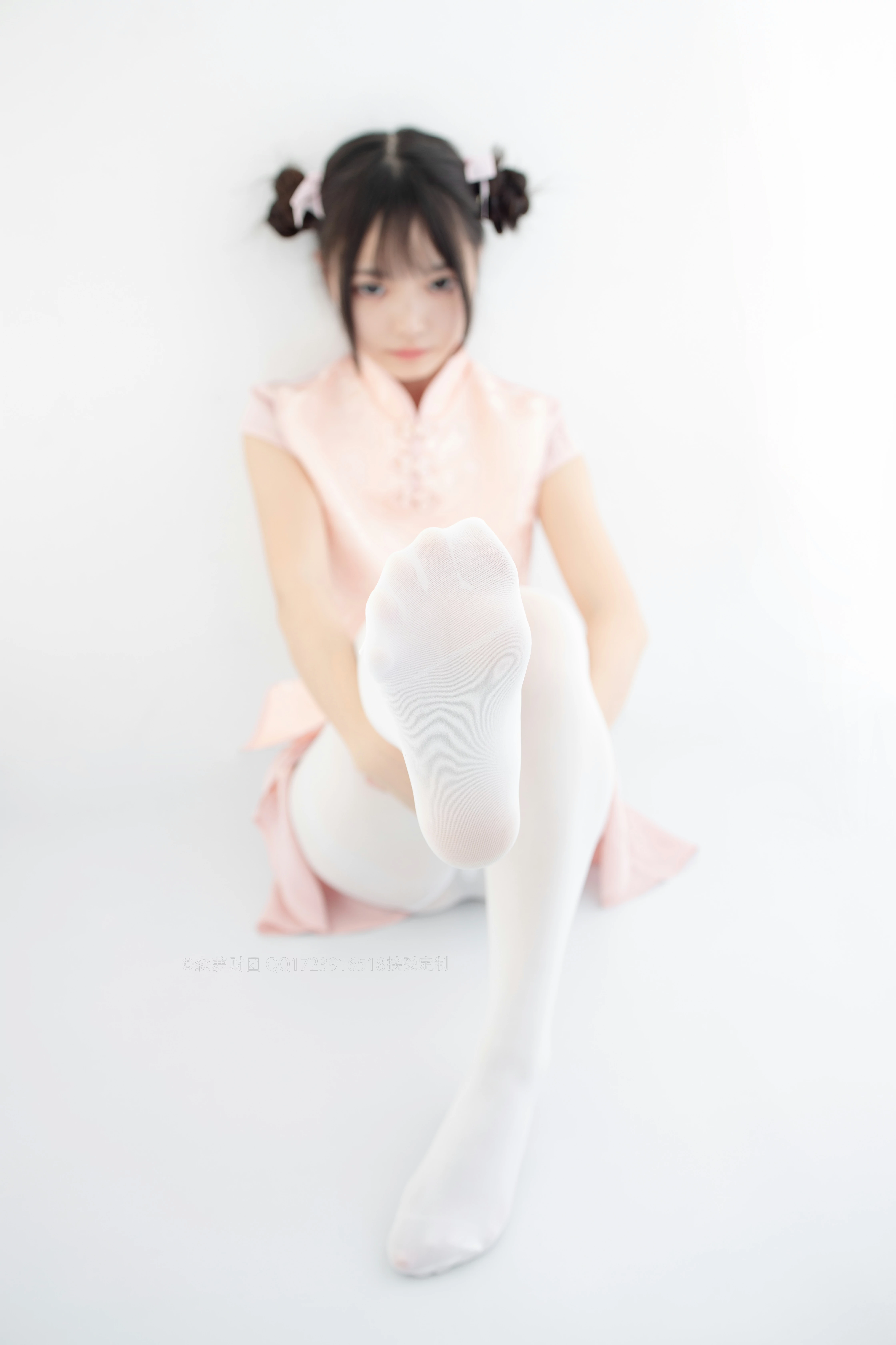 [森萝财团]X-052 清纯可爱小萝莉 粉色旗袍与粉色短裙加白色丝袜美腿性感私房写真集,