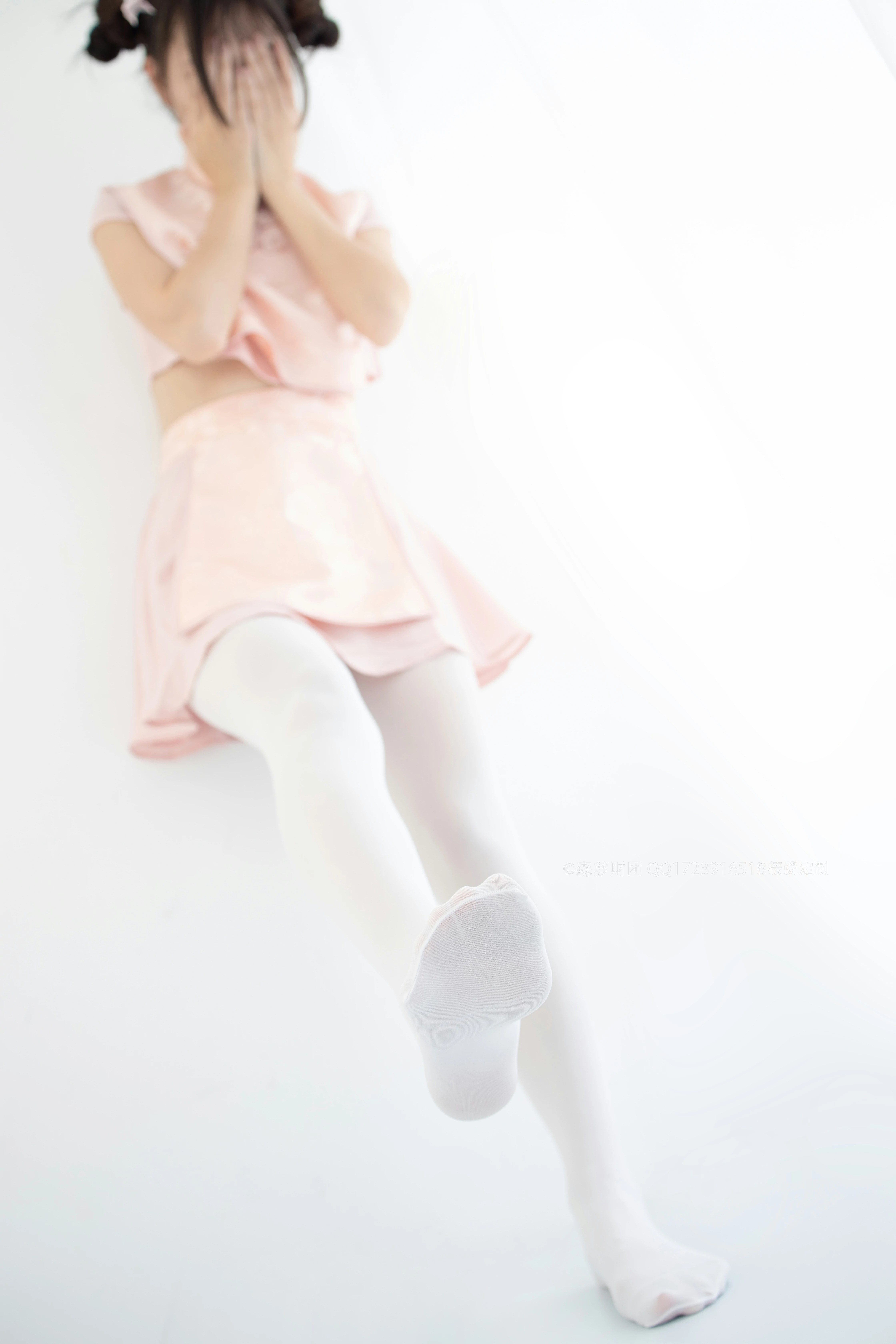 [森萝财团]X-052 清纯可爱小萝莉 粉色旗袍与粉色短裙加白色丝袜美腿性感私房写真集,
