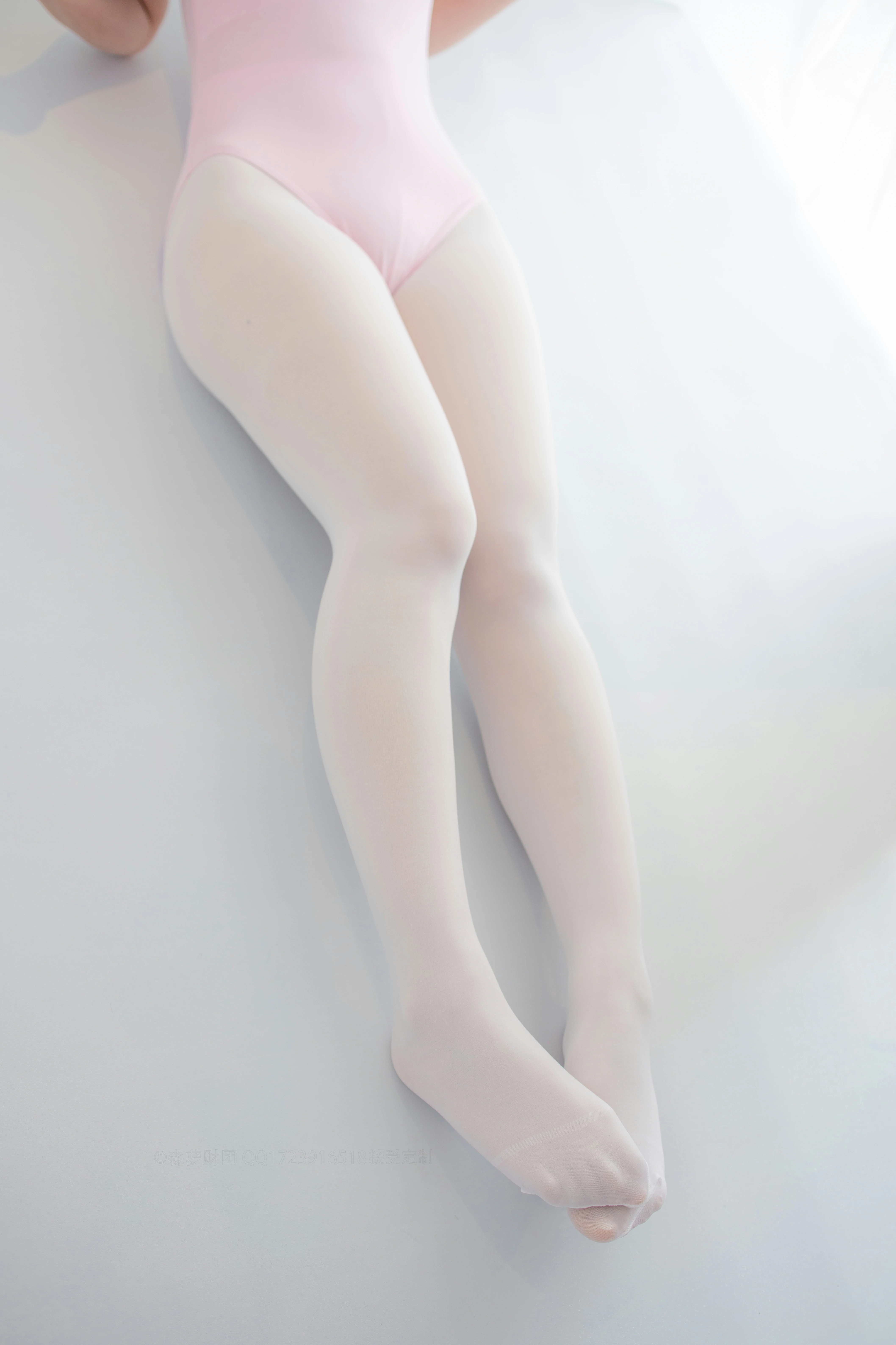 [森萝财团]X-053 清纯可爱小萝莉 粉色连体运动内衣加白色丝袜美腿玉足性感私房写真集,