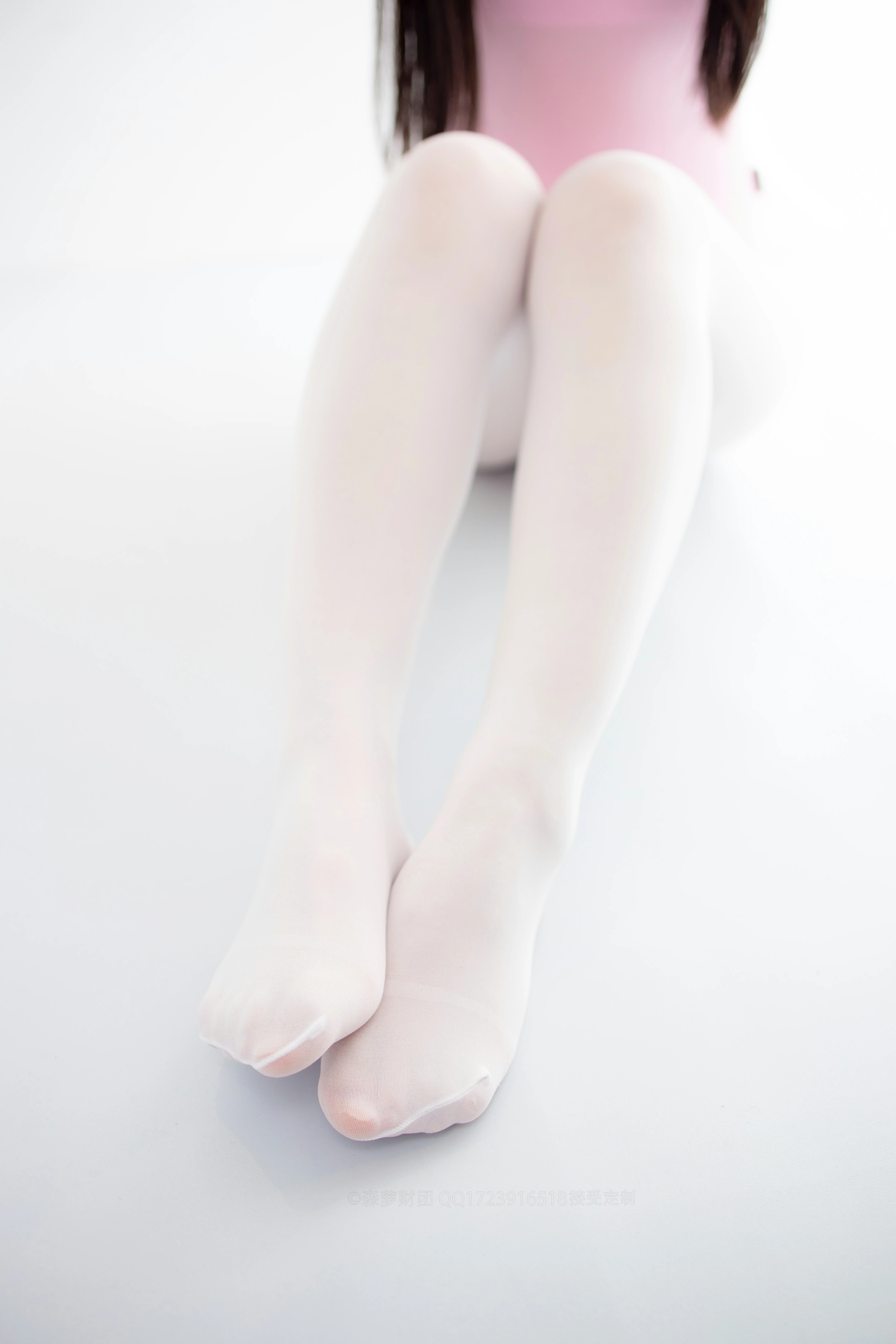 [森萝财团]X-053 清纯可爱小萝莉 粉色连体运动内衣加白色丝袜美腿玉足性感私房写真集,