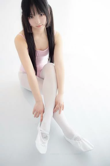 [森萝财团]X-053 清纯可爱小萝莉 粉色连体运动内衣加白色丝袜美腿玉足性感私房