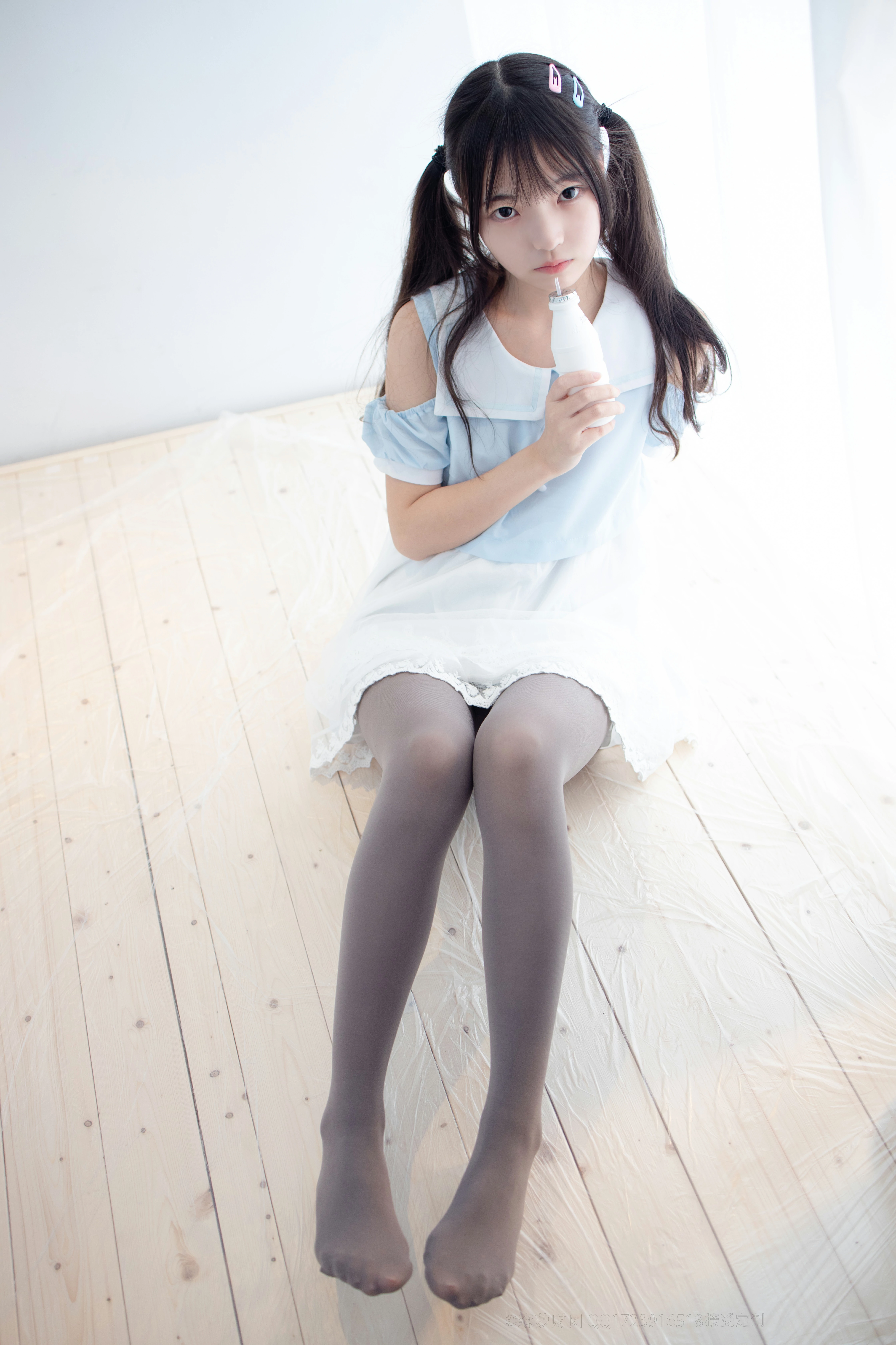 [森萝财团]X-054 清纯可爱小萝莉 蓝色短袖与白色蕾丝短裙加灰色丝袜美腿性感私房写真集,