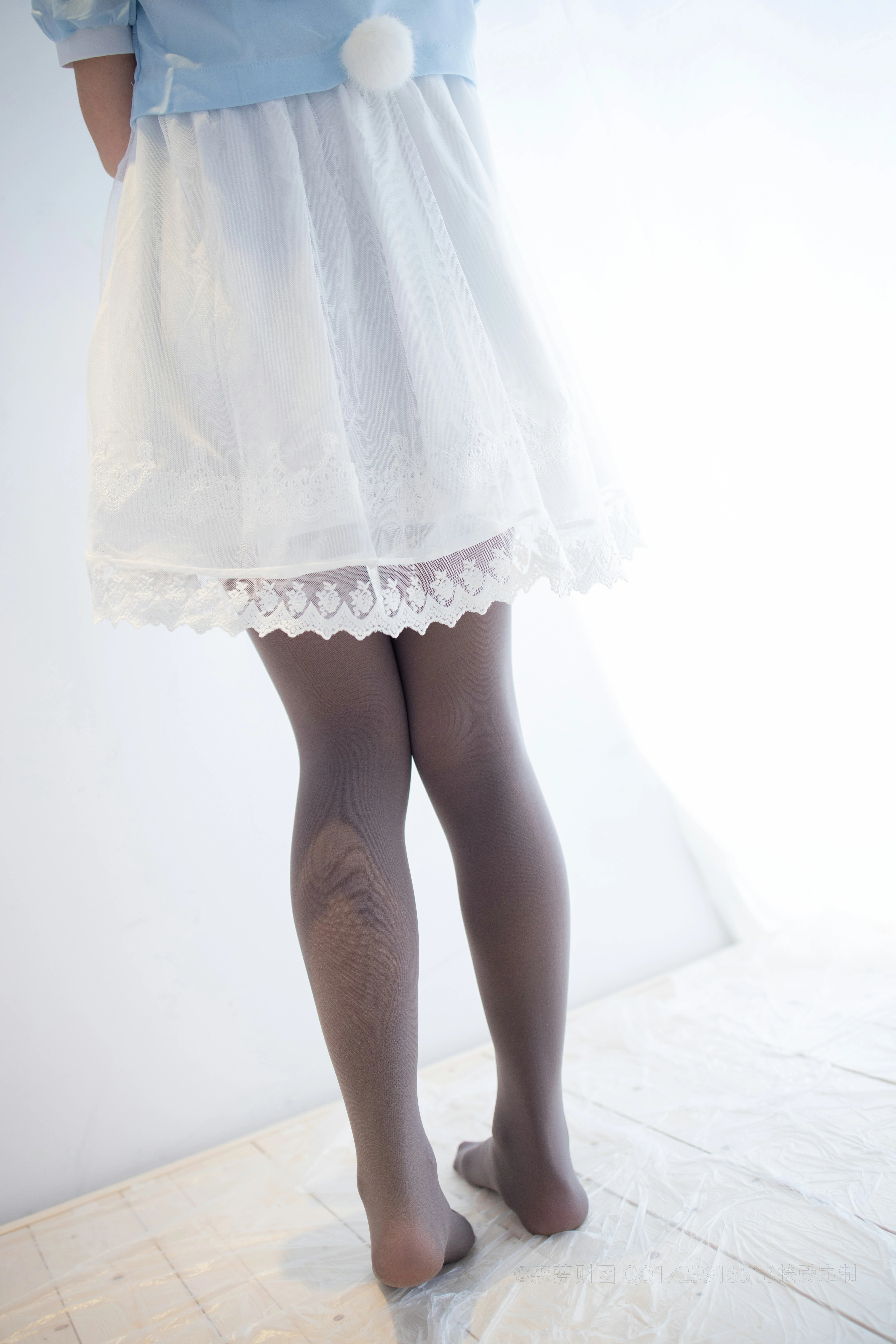 [森萝财团]X-054 清纯可爱小萝莉 蓝色短袖与白色蕾丝短裙加灰色丝袜美腿性感私房写真集,