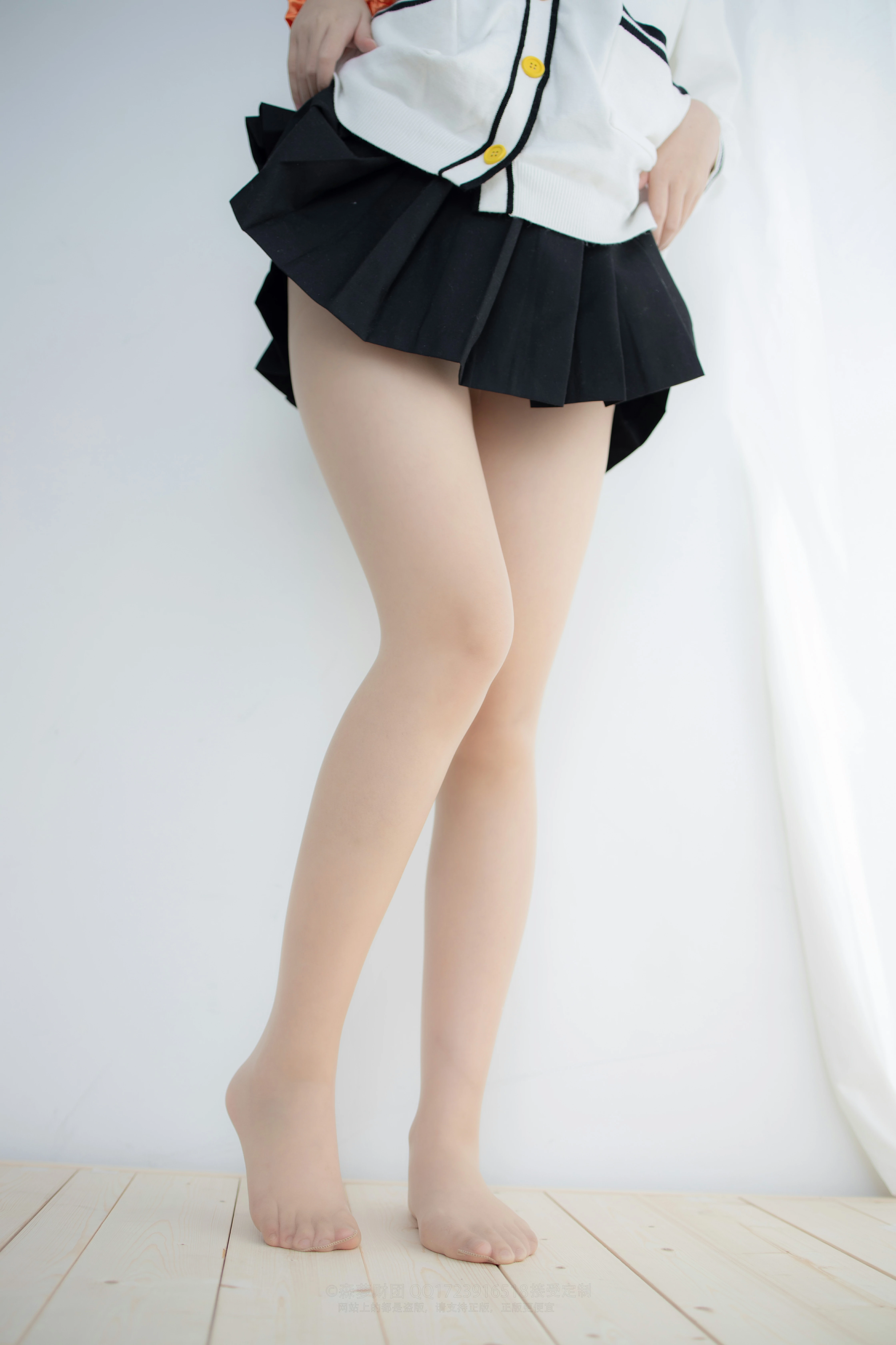 [森萝财团]X-055 清纯可爱小萝莉 白色高中女生制服与黑色超短裙加肉色丝袜美腿性感私房写真集,