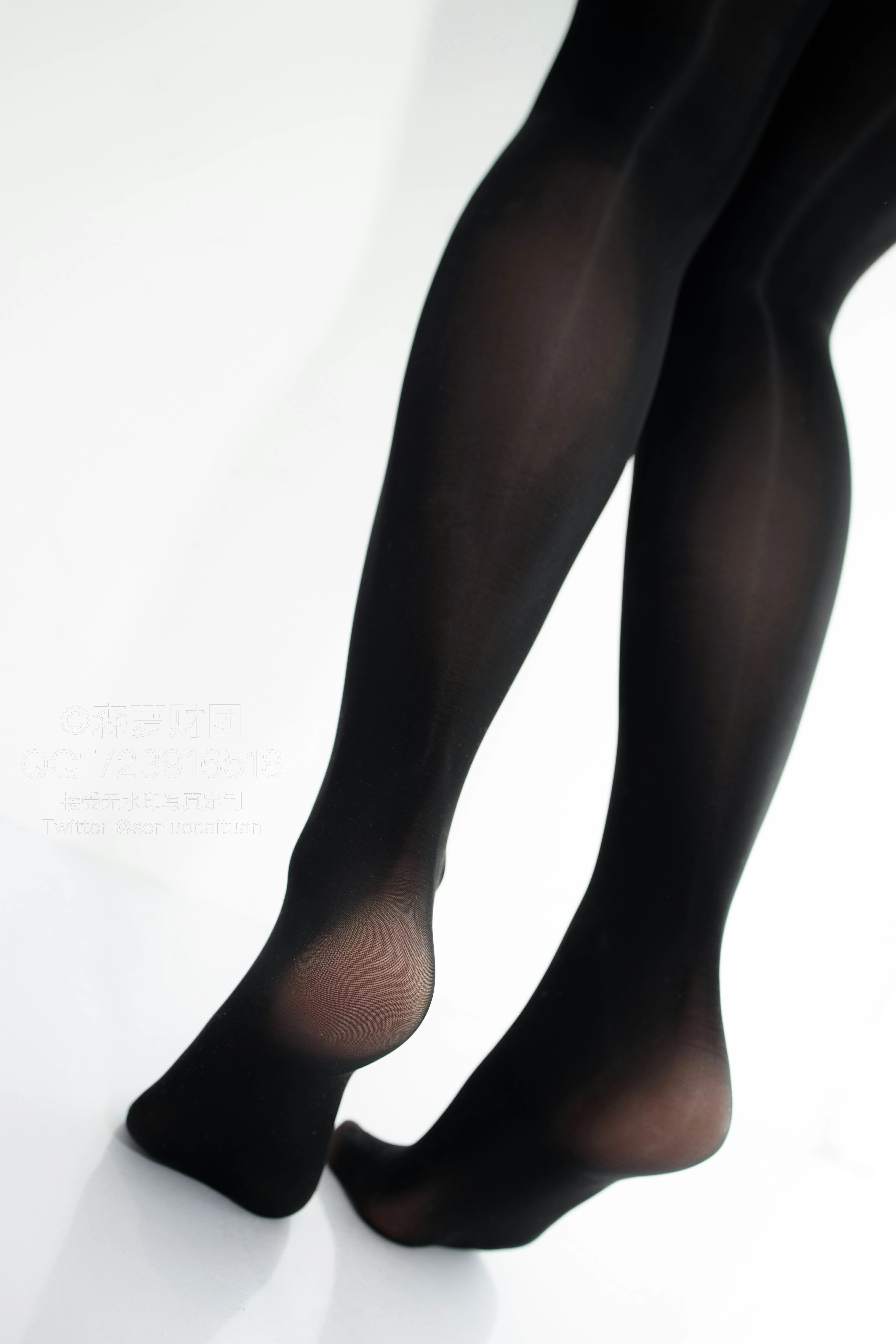 [森萝财团]X-058 清纯可爱小萝莉 白色紧身连体衣加黑色丝袜美腿性感私房写真集,