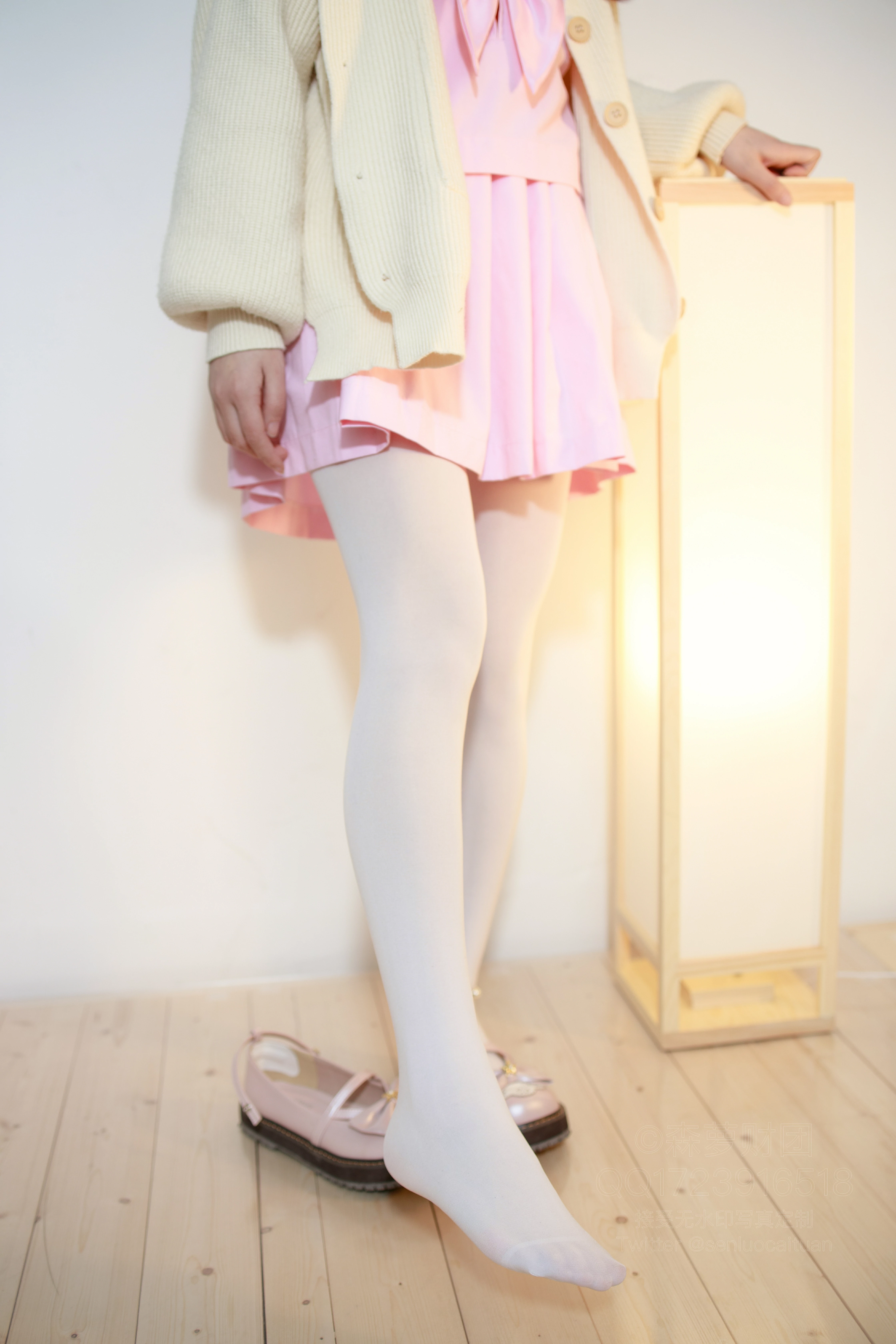 [森萝财团]X-059 清纯可爱小萝莉 粉色连衣裙加白色丝袜美腿玉足性感私房写真集,