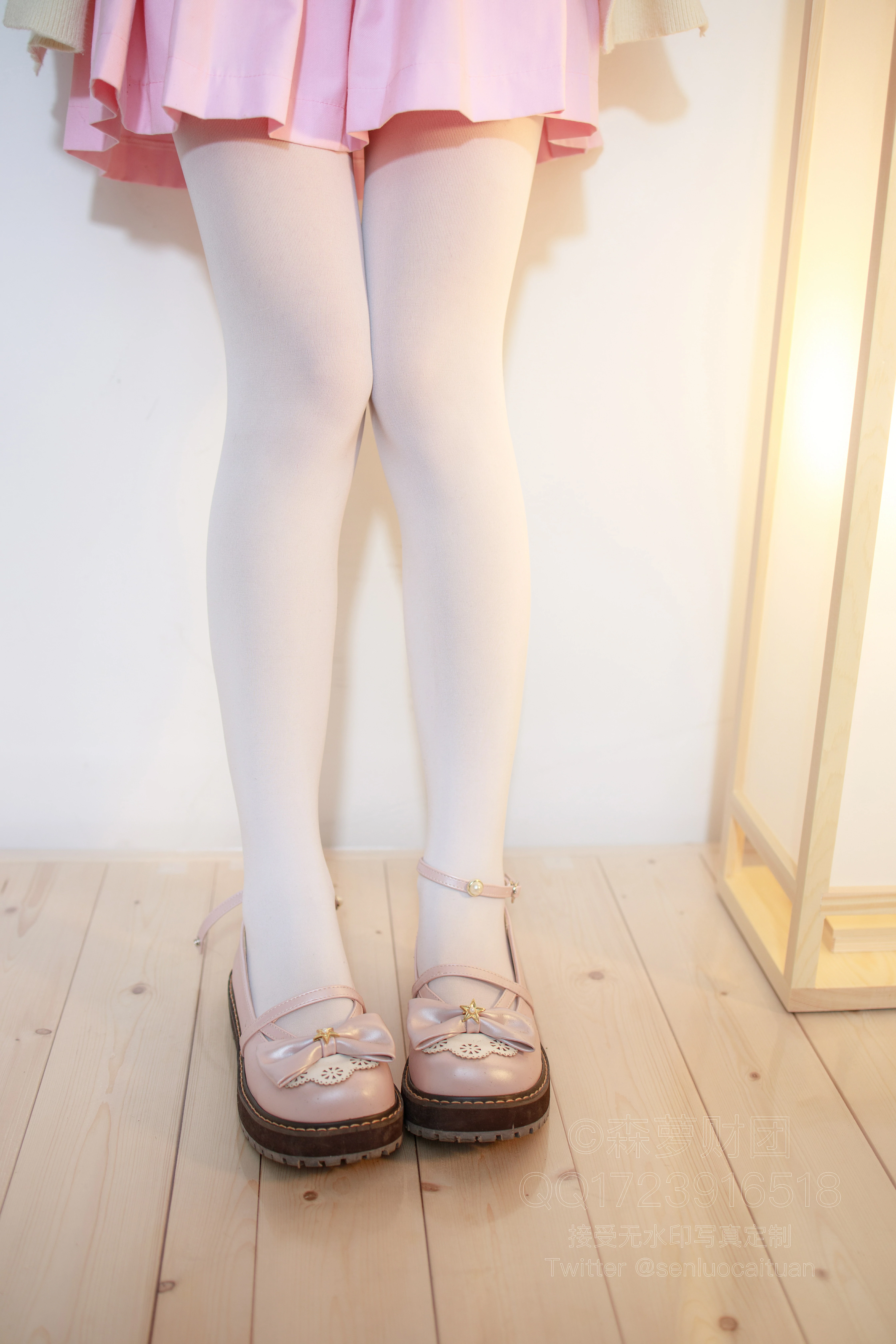 [森萝财团]X-059 清纯可爱小萝莉 粉色连衣裙加白色丝袜美腿玉足性感私房写真集,