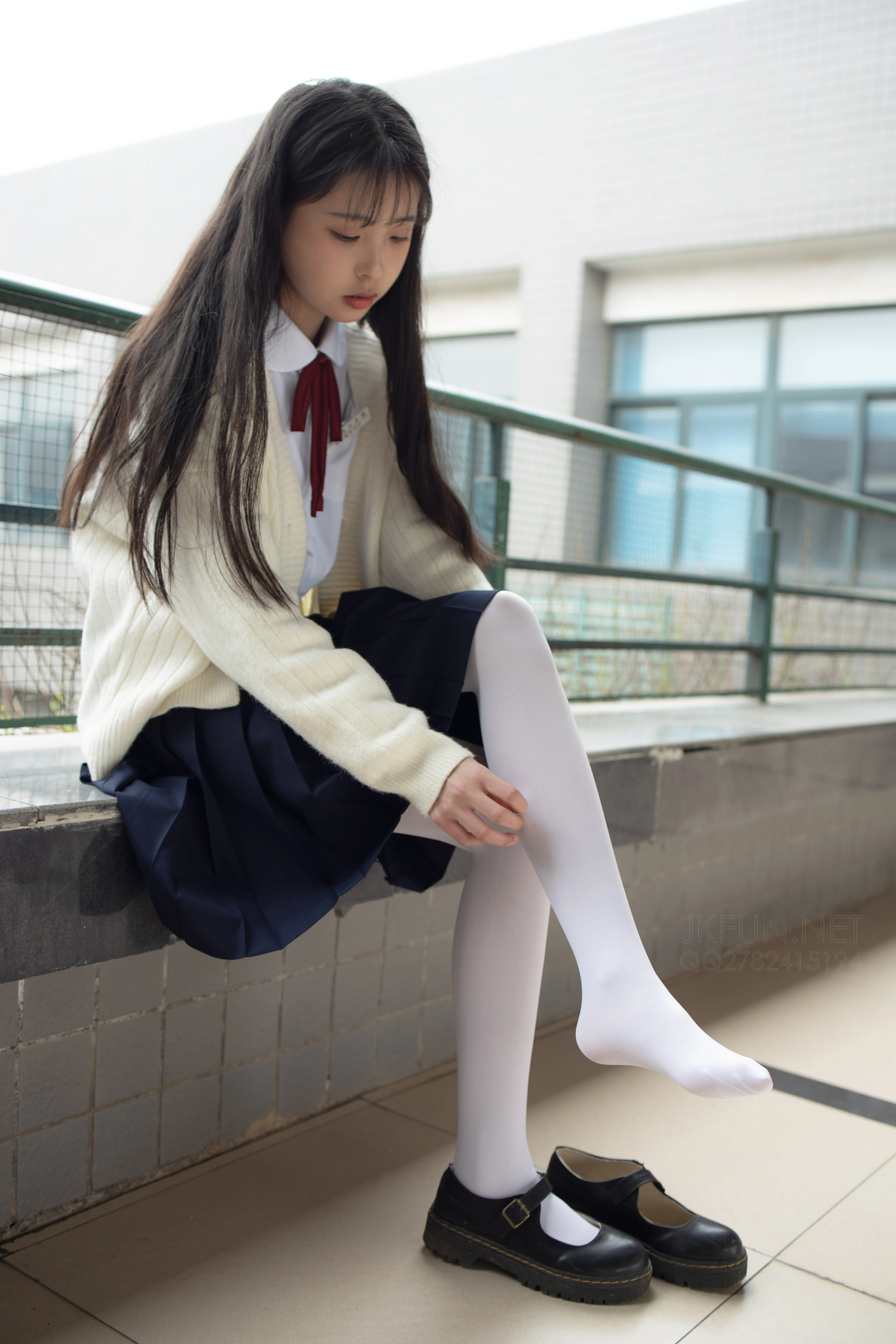 [森萝财团]JKFUN-001 清纯可爱小萝莉 甜米 高中女生制服与黑色短裙加白色丝袜美腿性感私房写真集,