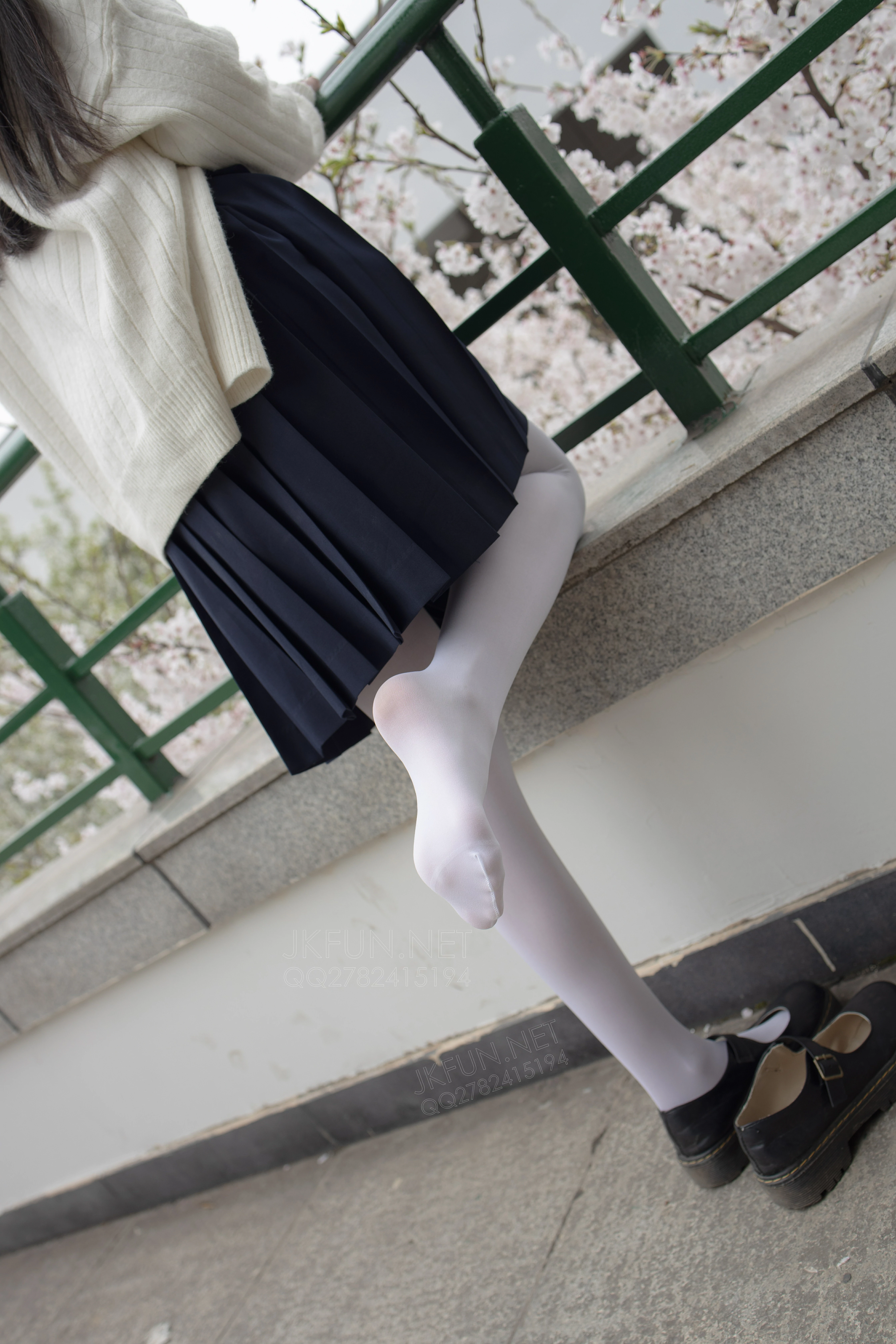 [森萝财团]JKFUN-001 清纯可爱小萝莉 甜米 高中女生制服与黑色短裙加白色丝袜美腿性感私房写真集,