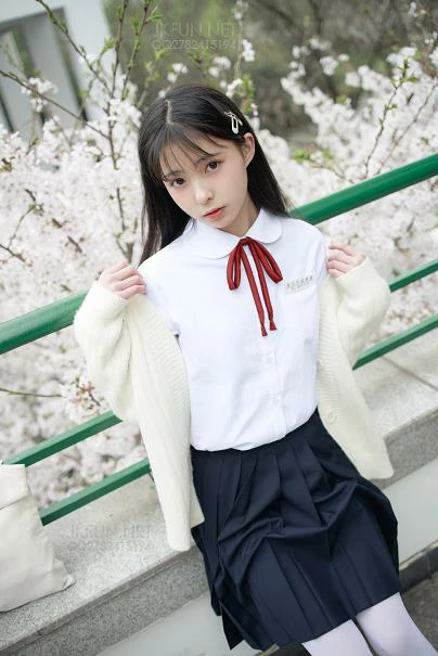 [森萝财团]JKFUN-001 清纯可爱小萝莉 甜米 高中女生制服与黑色短裙加白色丝袜美