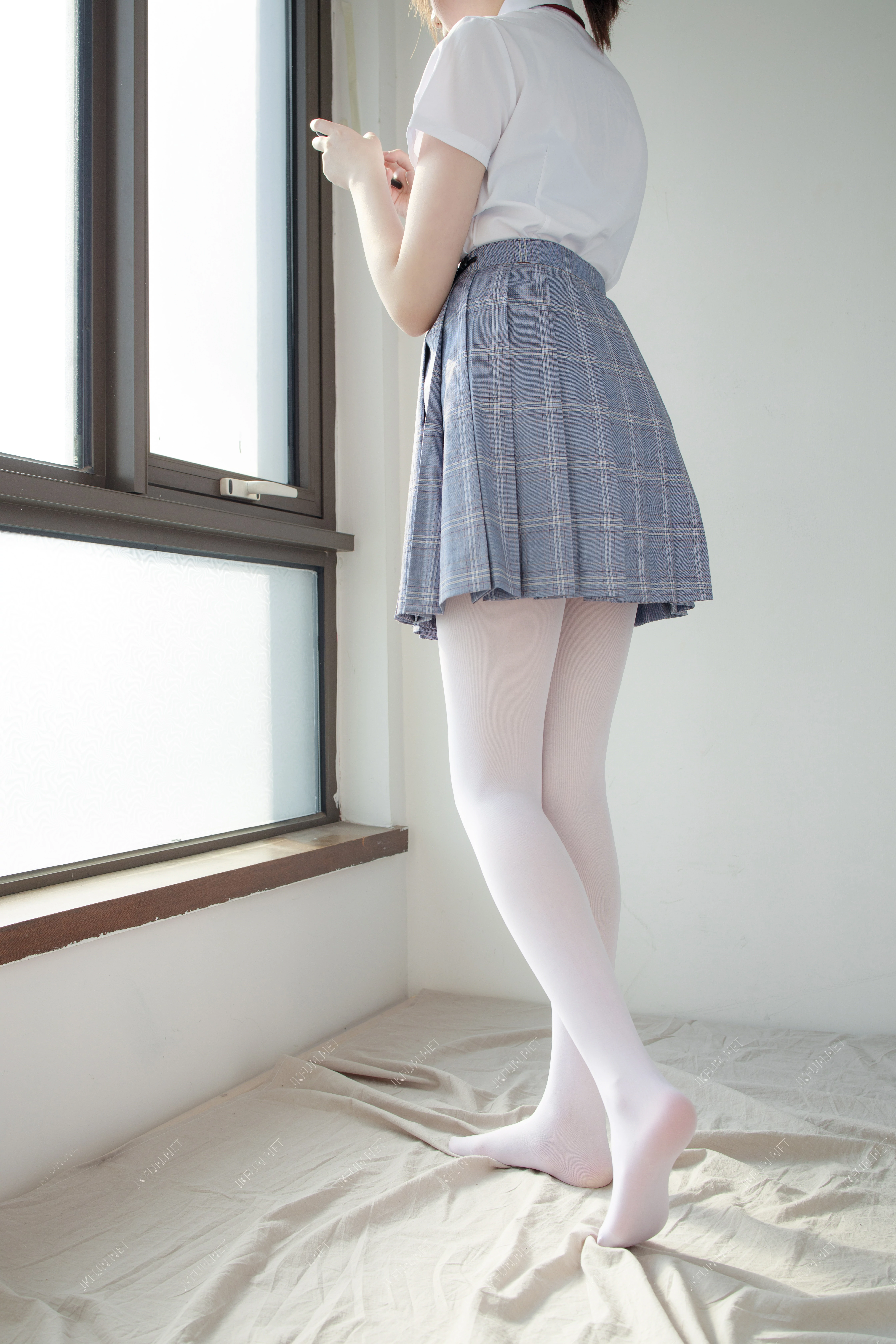 [森萝财团]JKFUN-002 清纯可爱小萝莉 Aika 高中女生制服与黑色短裙加白色丝袜美腿性感私房写真集,