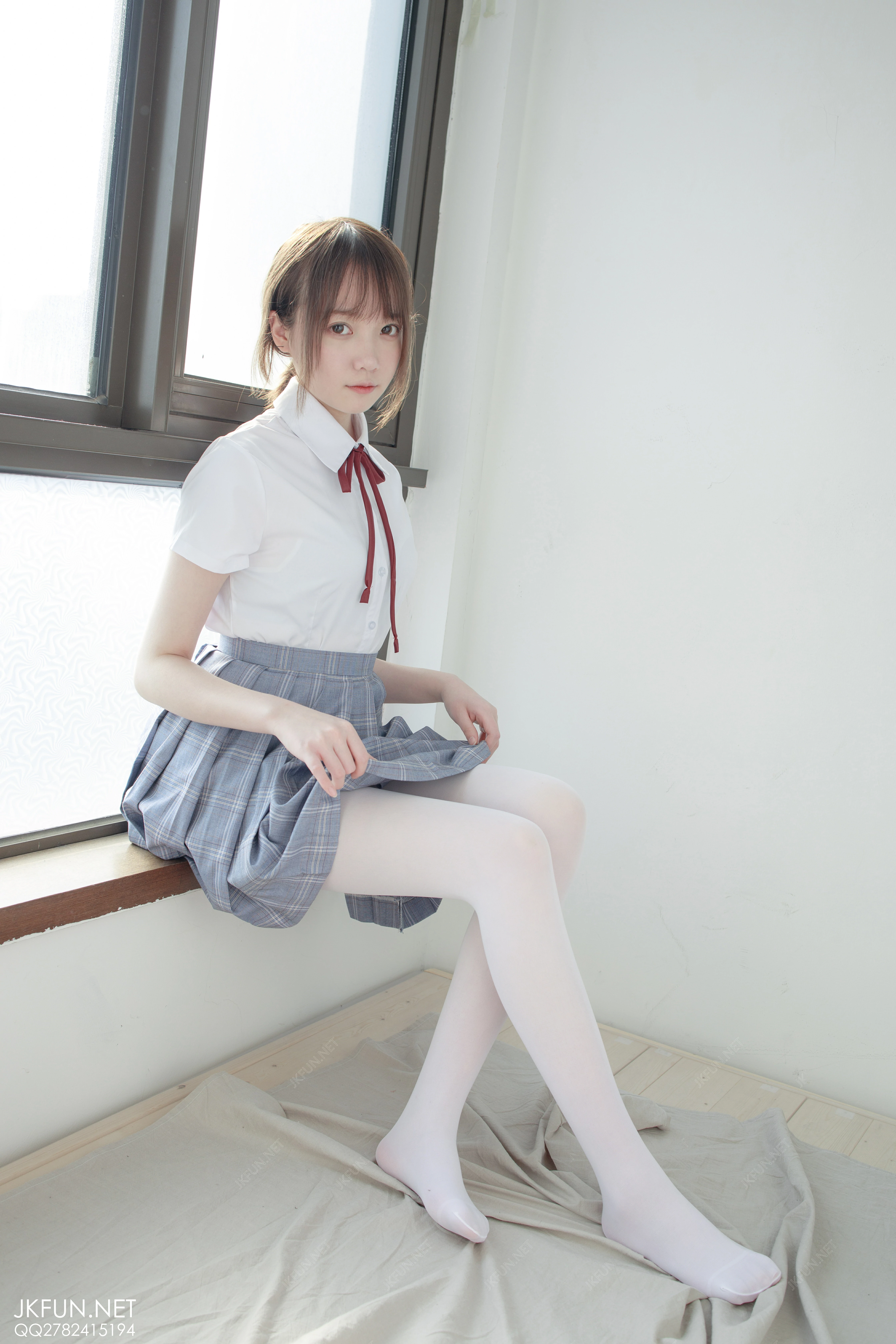 [森萝财团]JKFUN-002 清纯可爱小萝莉 Aika 高中女生制服与黑色短裙加白色丝袜美腿性感私房写真集,