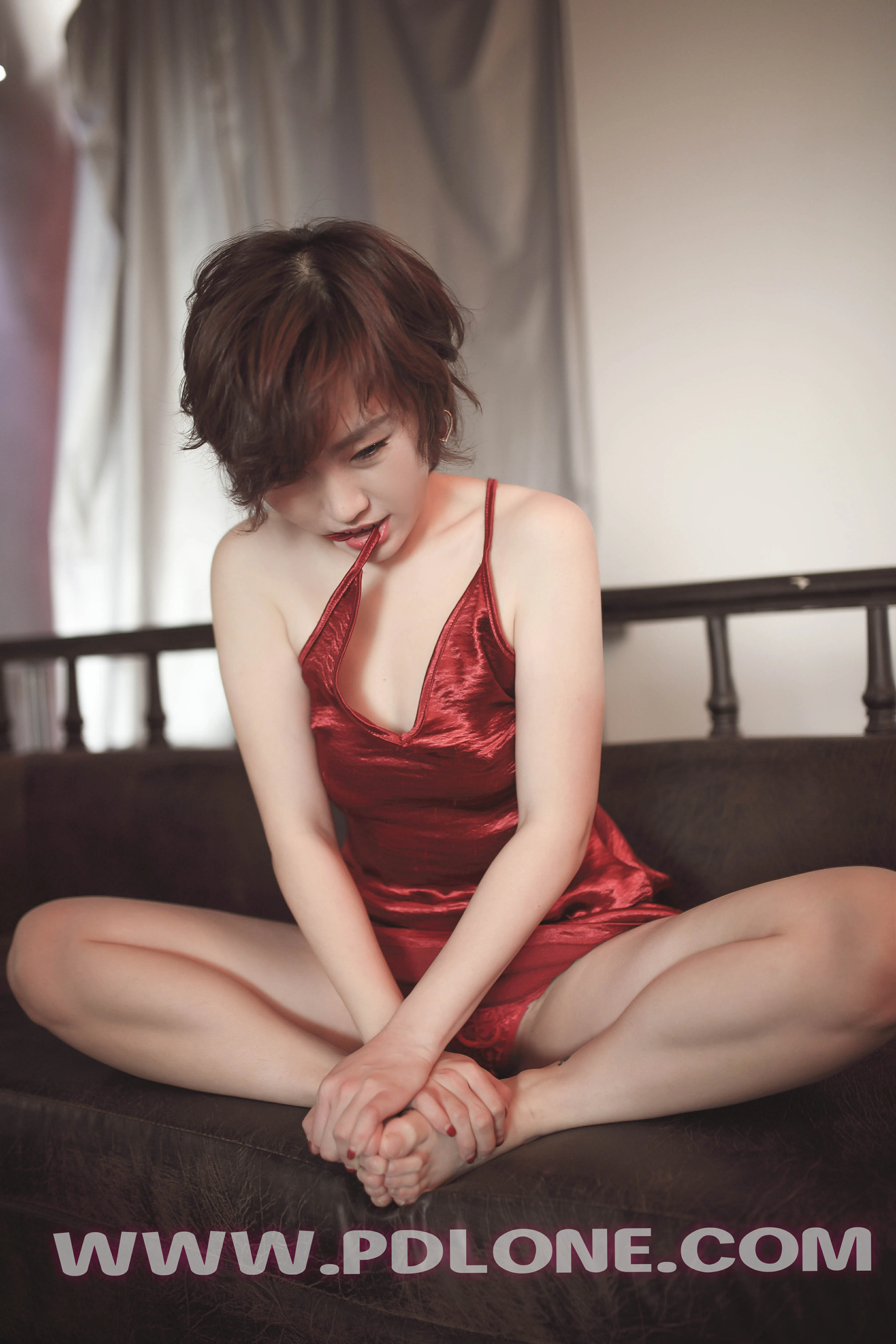 [PDL潘多拉]NO.314 性感人妻居家诱惑 红色吊带睡衣裙加红色蕾丝镂空内裤私房写真集,