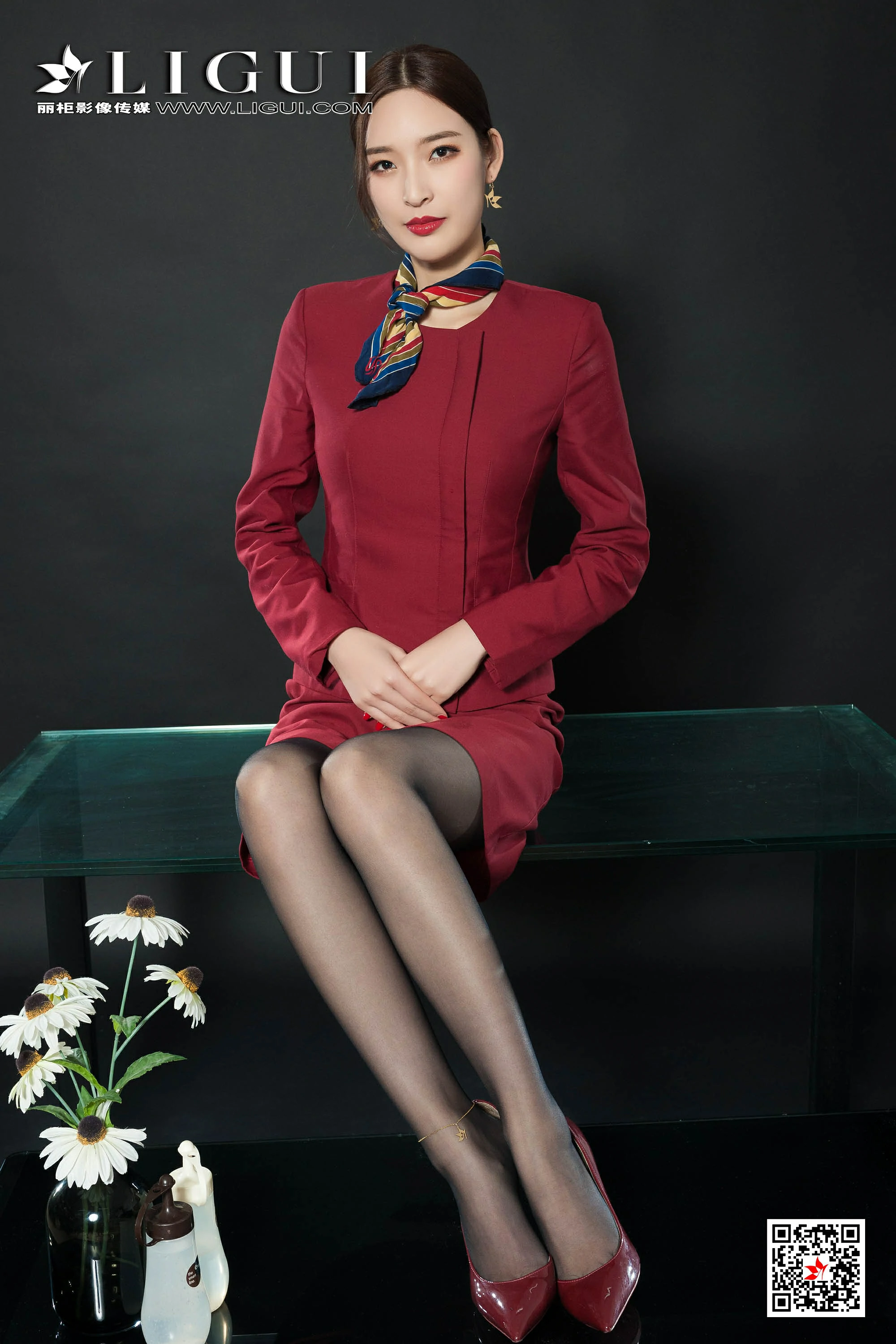 [Ligui丽柜会所]2019-10-09 性感空姐 雪糕 红色制服与短裙加黑色丝袜美腿私房写真集,