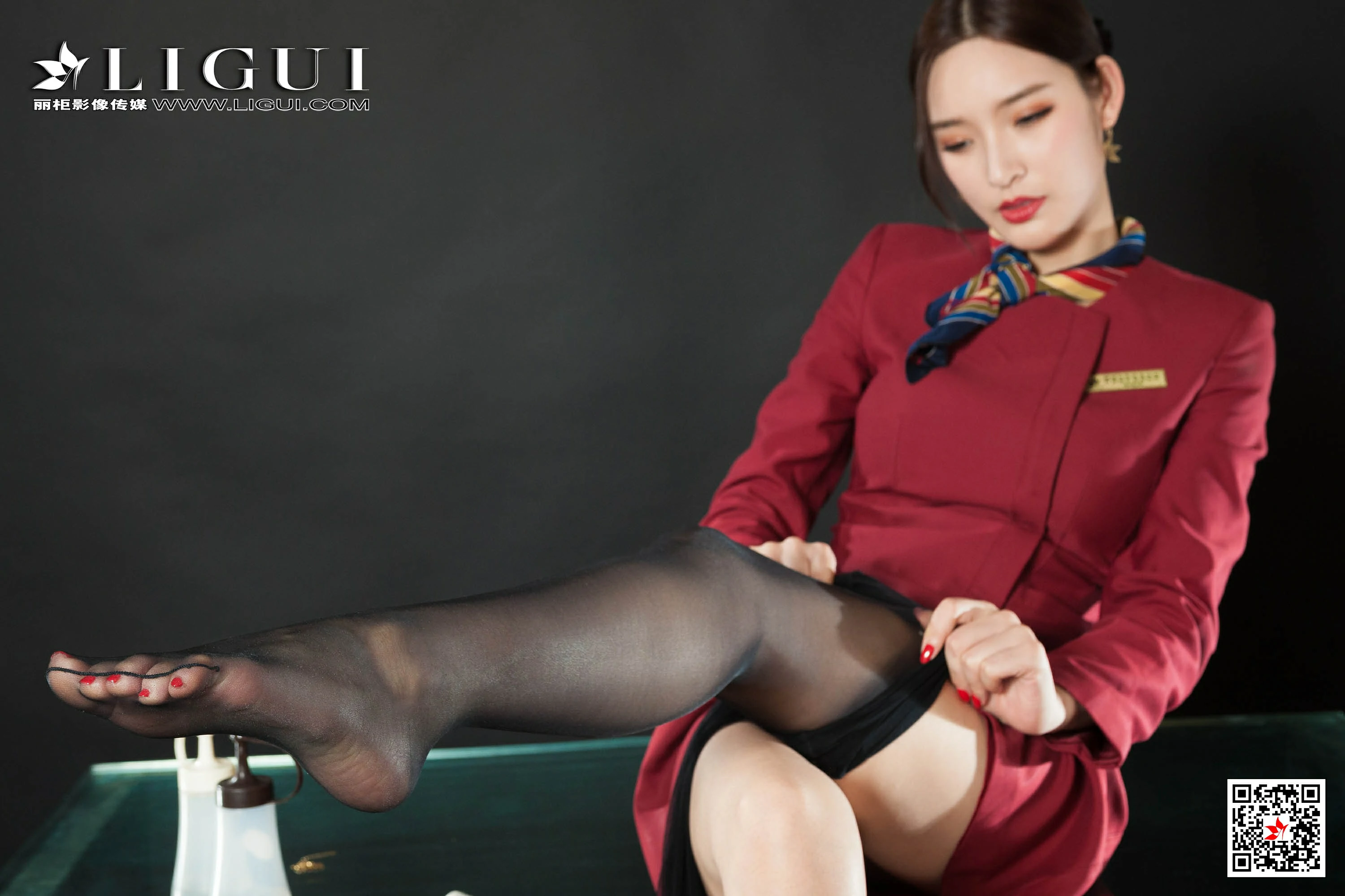 [Ligui丽柜会所]2019-10-09 性感空姐 雪糕 红色制服与短裙加黑色丝袜美腿私房写真集,