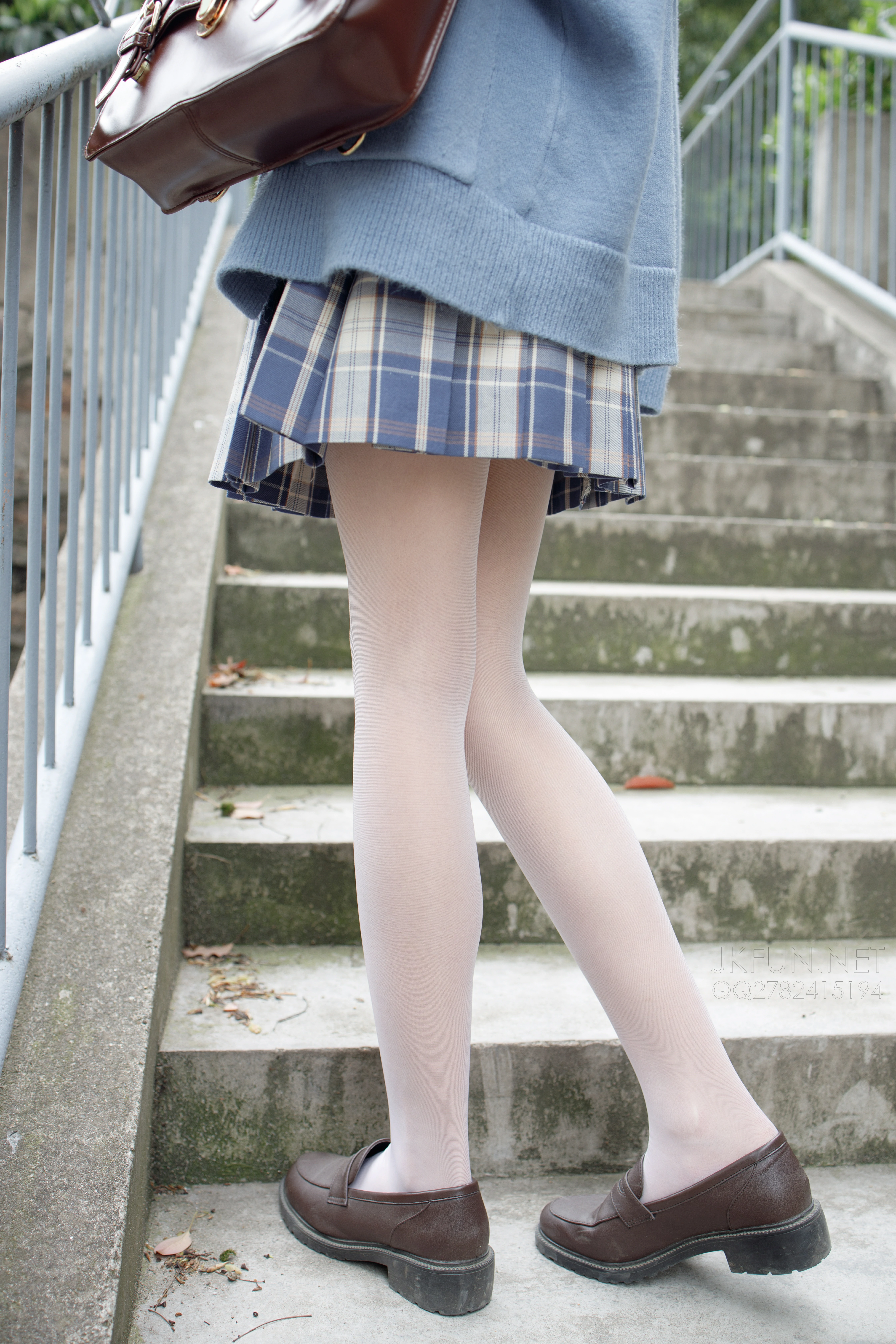 [森萝财团]JKFUN-003 清纯高中女生 甜米 春游 白色衬衫与格子短裙加白色丝袜美腿私房写真集,