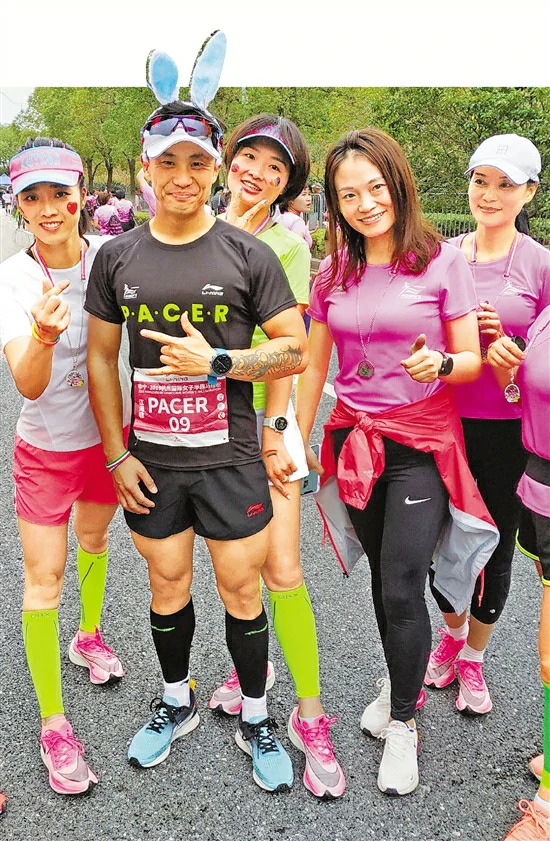 杭州女子马拉松这场运动狂欢 最忙的是那些男同胞