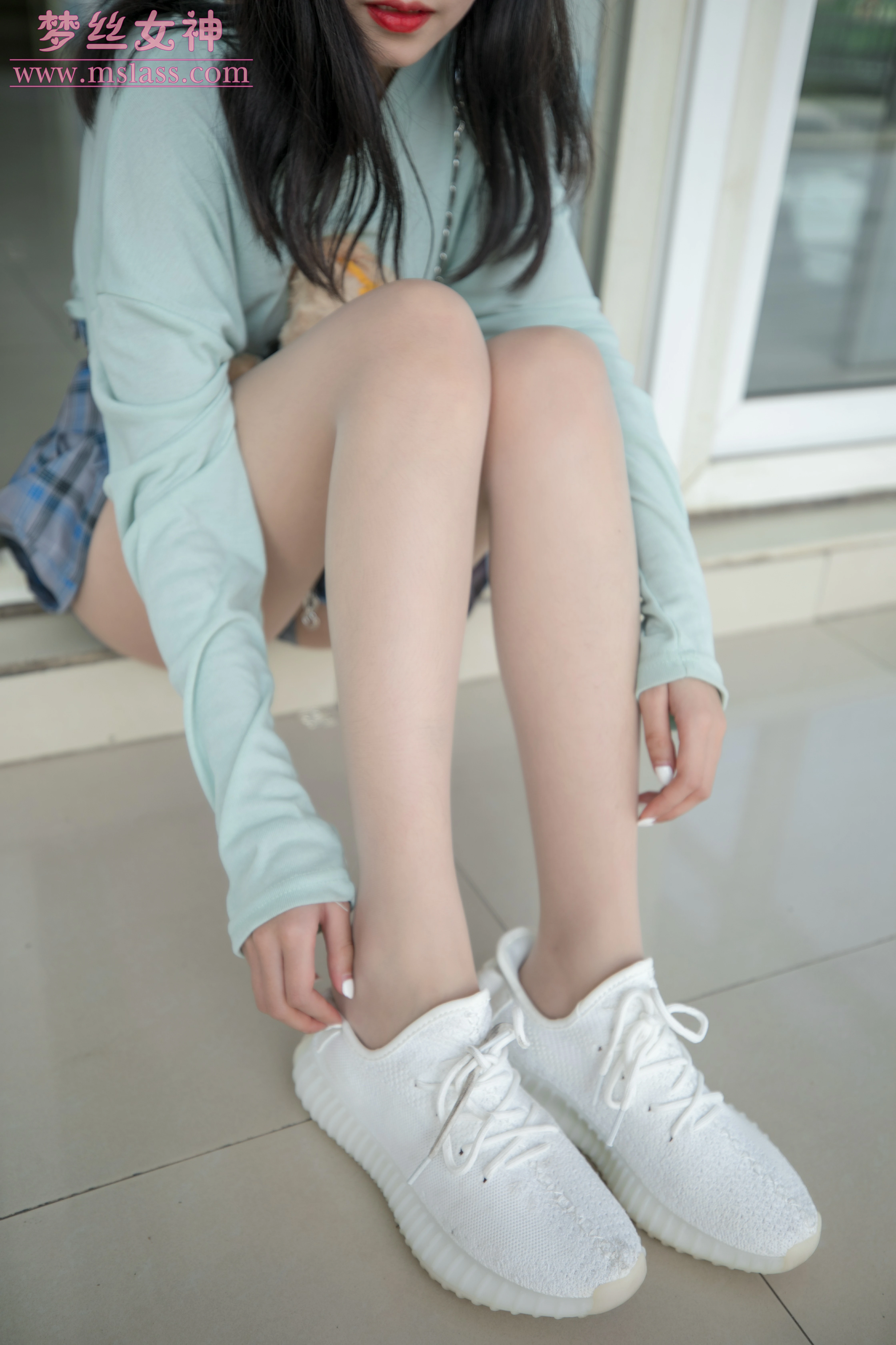 [MSLASS梦丝女神]NO.030 恬静的丝袜搭配小白鞋 酥酥 蓝色卫衣与短裙加肉色丝袜美腿私房写真集,
