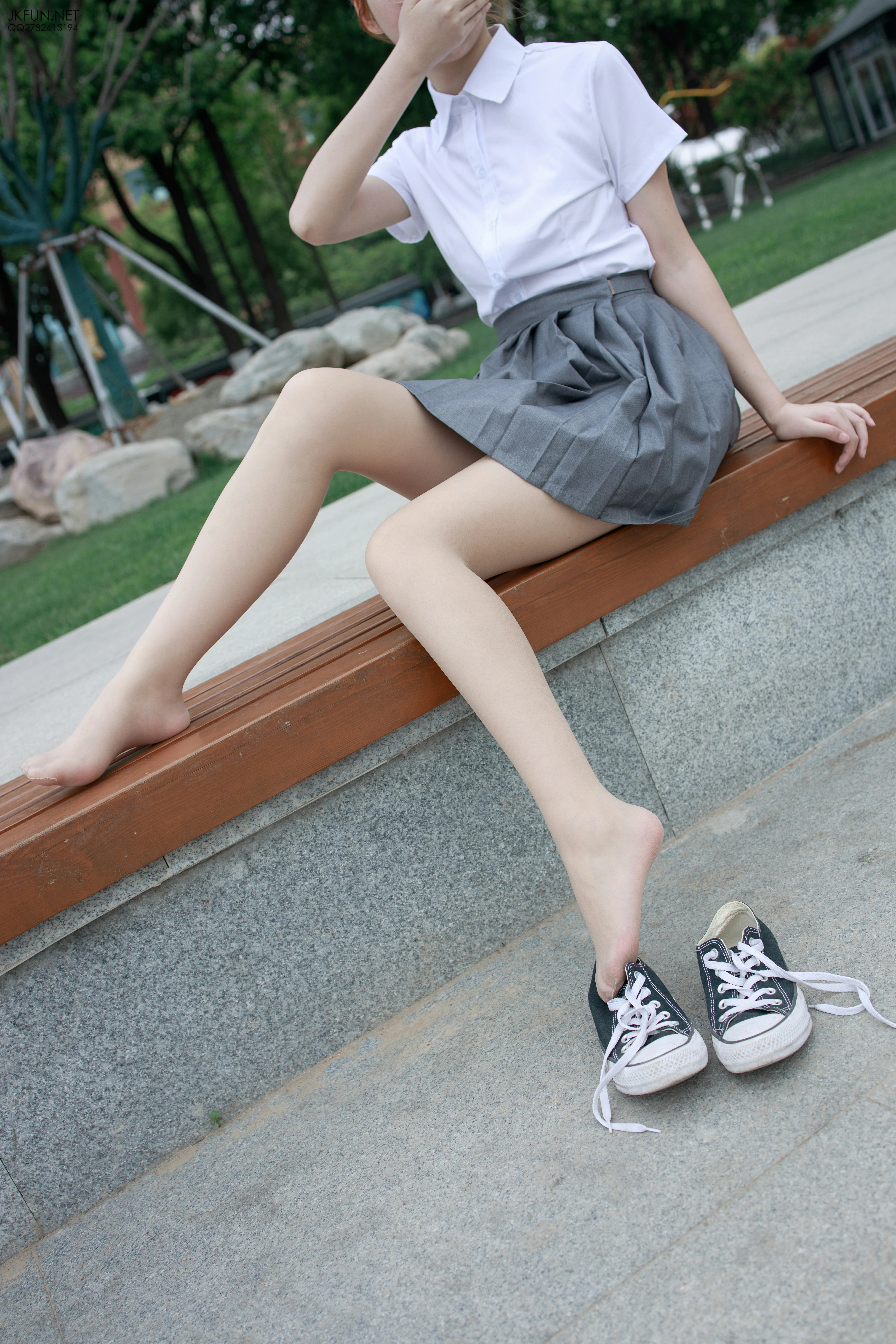 [森萝财团]JKFUN-005 萝莉 卉子 清纯高中女生制服与短裙加肉色丝袜美腿玉足性感私房写真集,