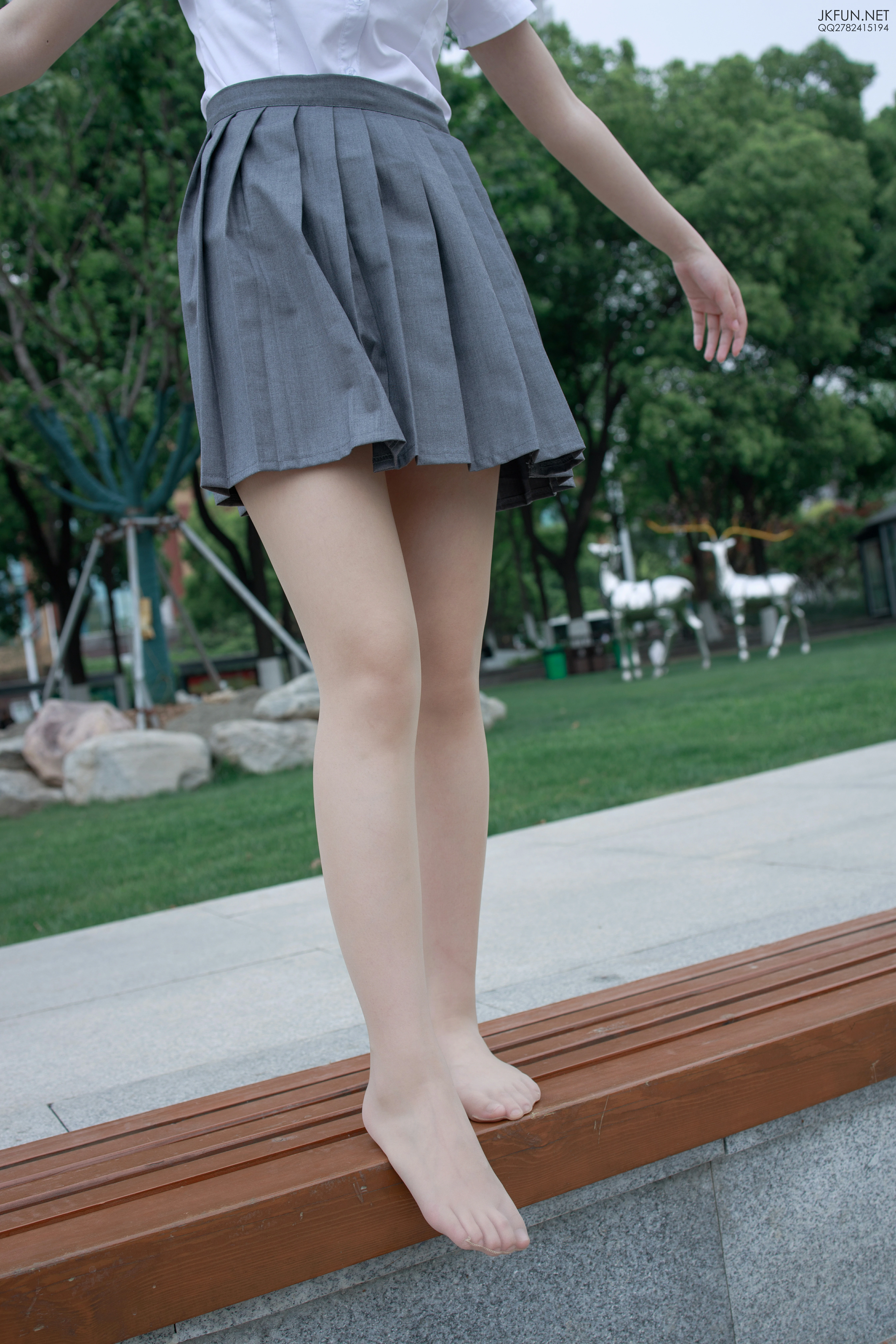 [森萝财团]JKFUN-005 萝莉 卉子 清纯高中女生制服与短裙加肉色丝袜美腿玉足性感私房写真集,