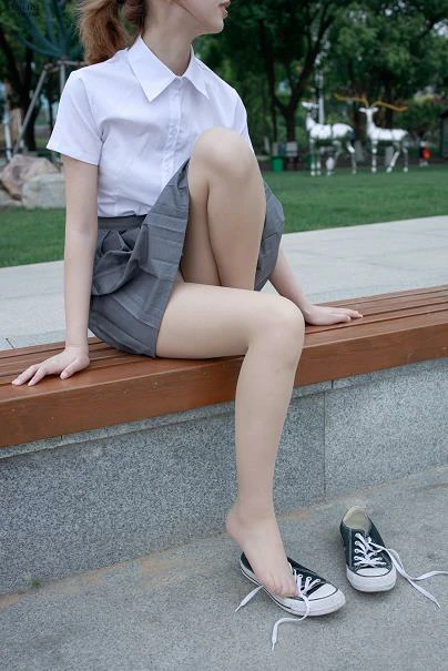 [森萝财团]JKFUN-005 萝莉 卉子 清纯高中女生制服与短裙加肉色丝袜美腿玉足性感