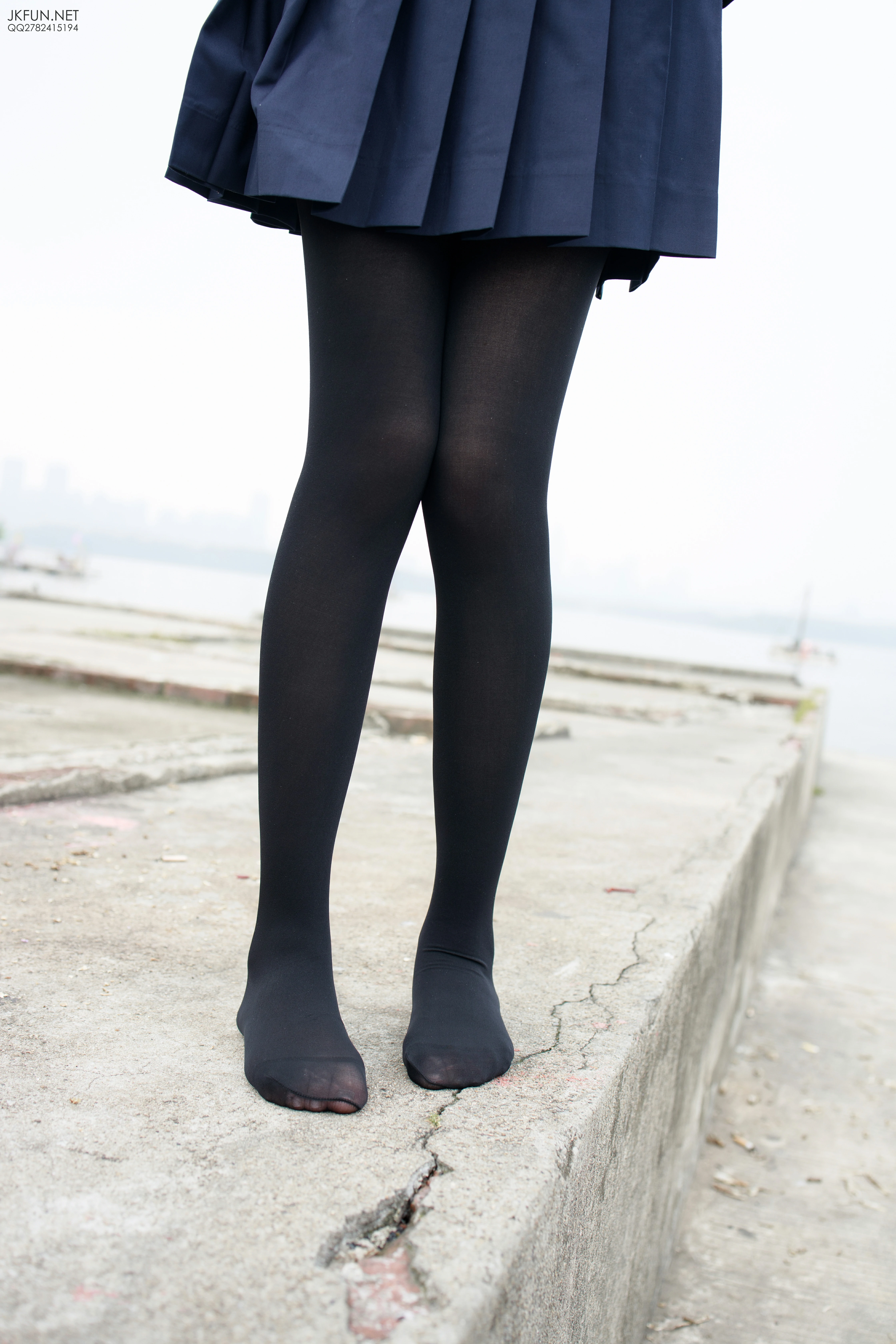 [森萝财团]JKFUN-006 性感萝莉 Aika 日本高中女生制服与短裙加黑色丝袜美腿私房写真集,