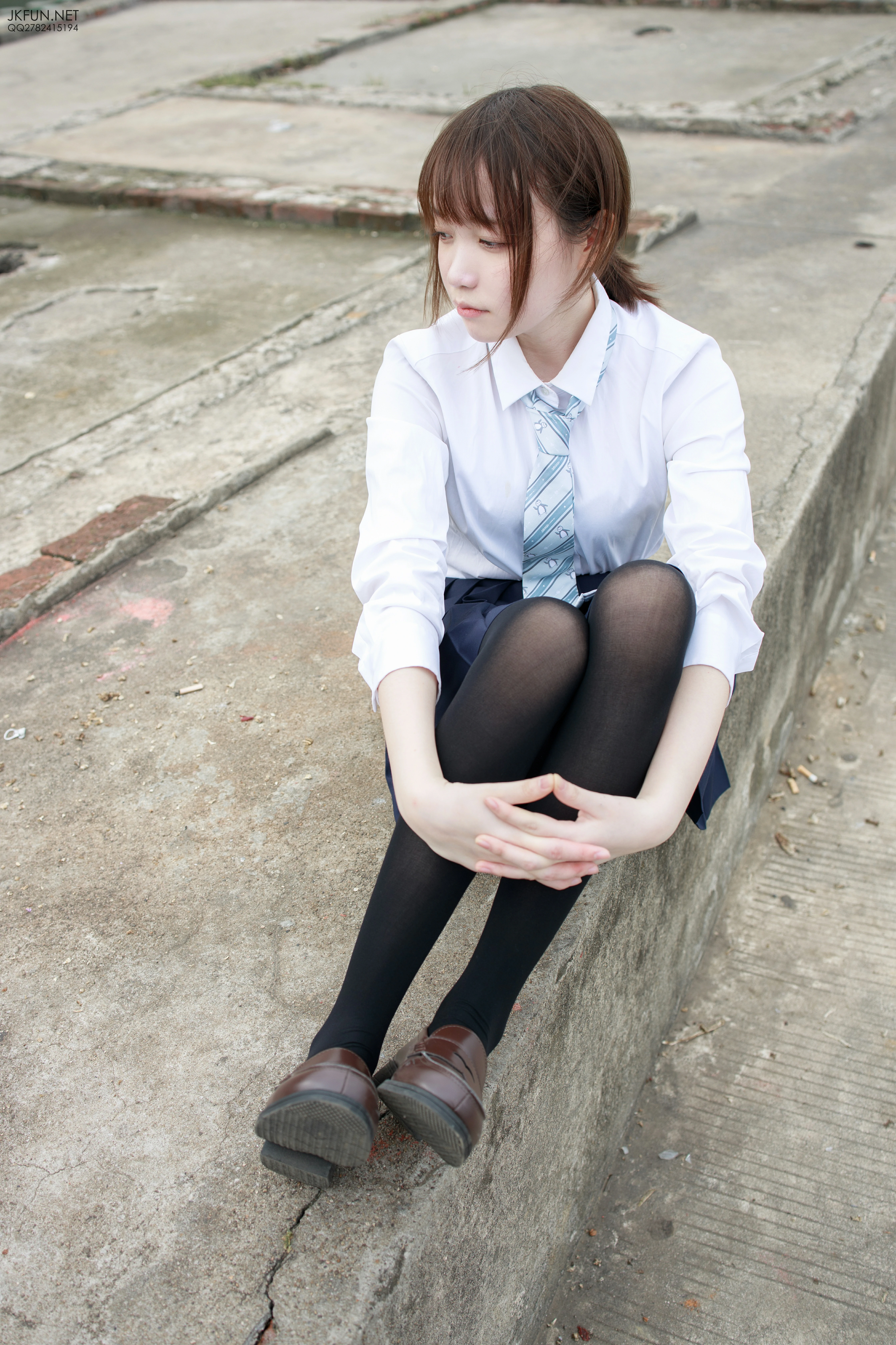 [森萝财团]JKFUN-006 性感萝莉 Aika 日本高中女生制服与短裙加黑色丝袜美腿私房写真集,