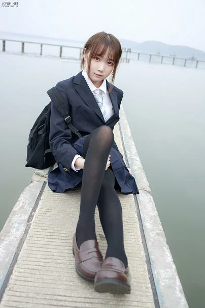 [森萝财团]JKFUN-006 性感萝莉 Aika 日本高中女生制服与短裙加黑色丝袜美腿私房写