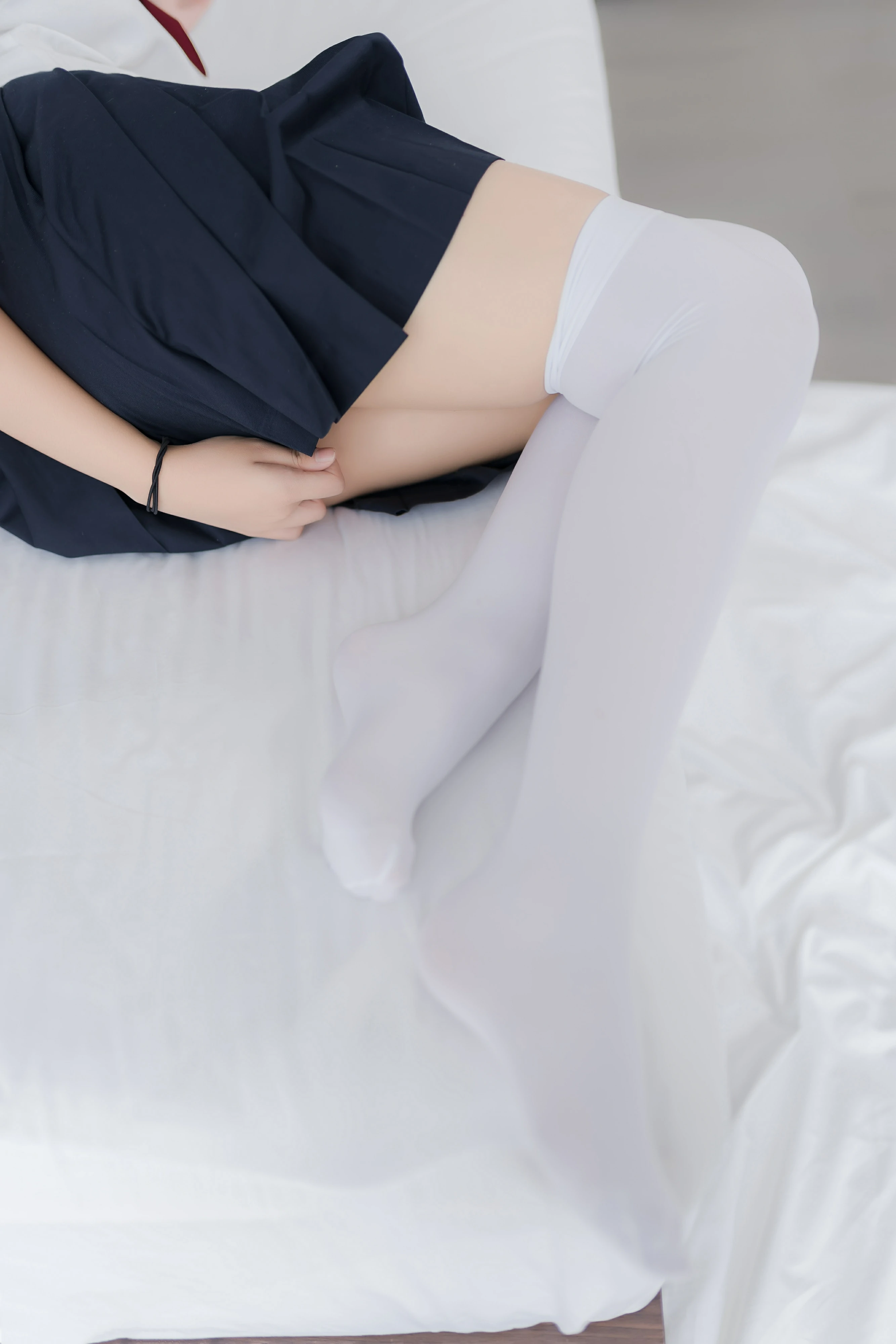 [喵糖映画]NO.002 JK白丝 清纯小萝莉 日本高中女生制服与黑色短裙加白色丝袜美腿性感私房写真集,