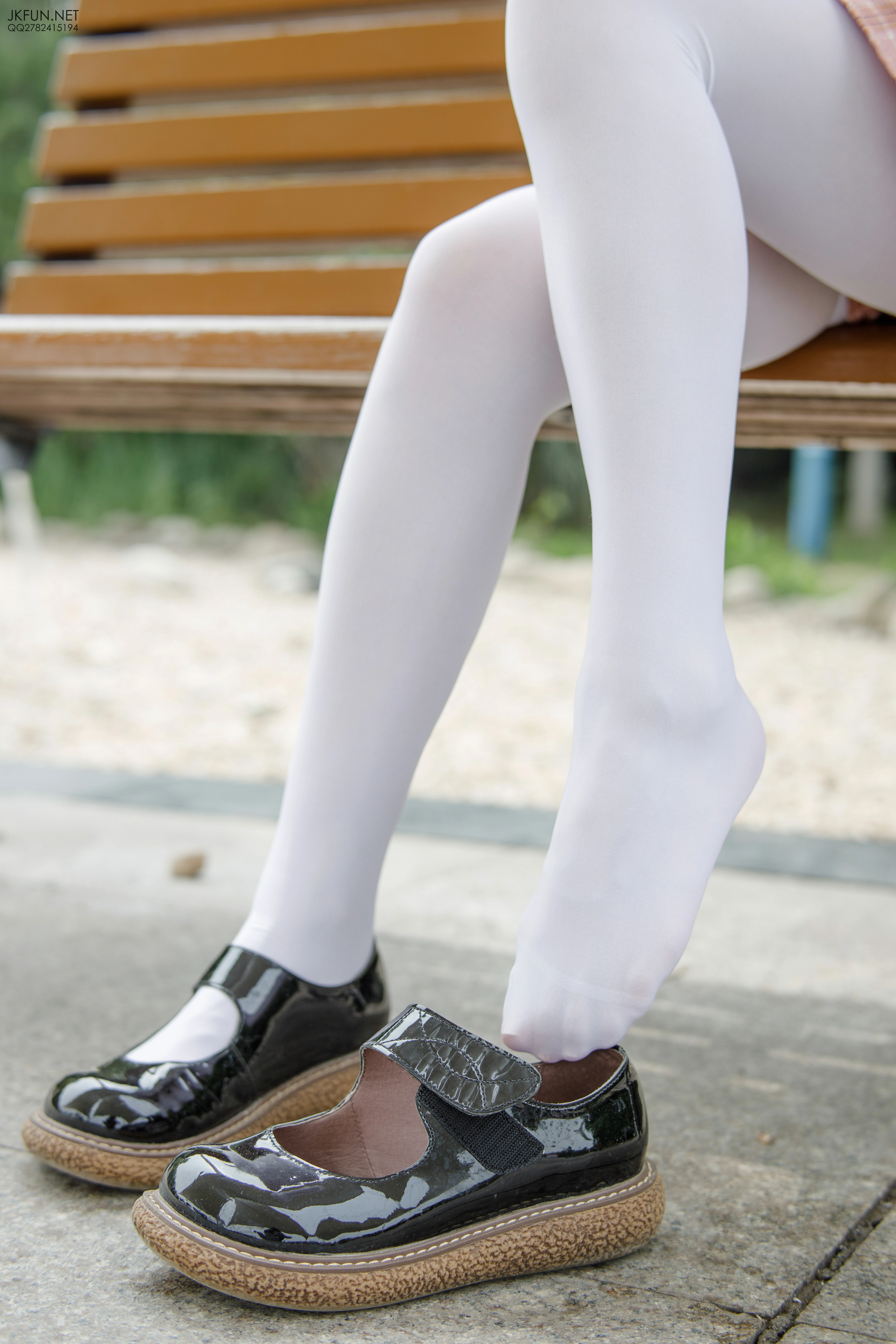 [森萝财团]JKFUN-007 萝莉 默陌 80D白丝 粉色高中女生制服与短裙加白色丝袜美腿性感私房写真集,