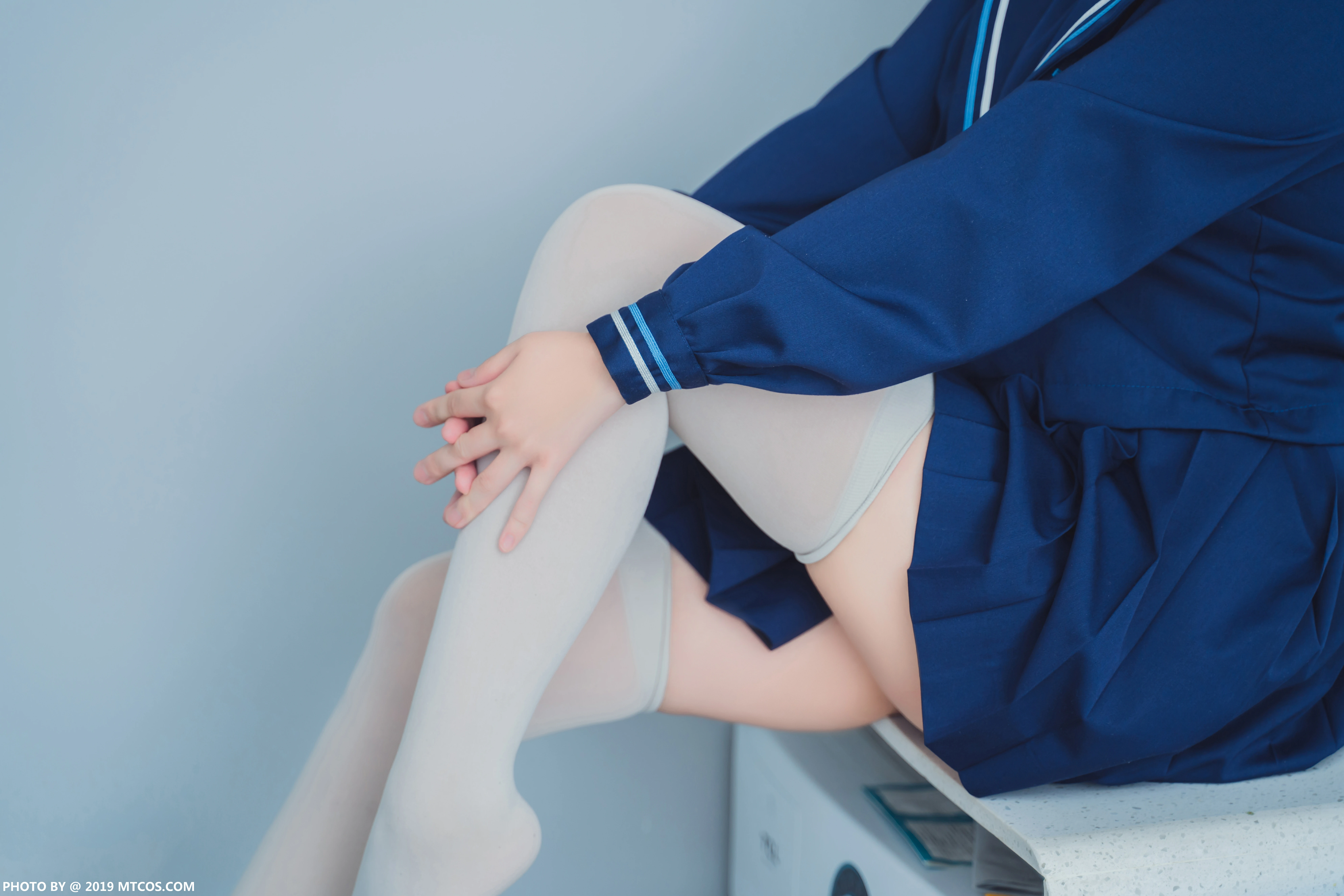 [喵糖映画]NO.010 大眼JK妹 日本高中女生制服与短裙加白色丝袜美腿性感私房写真集,