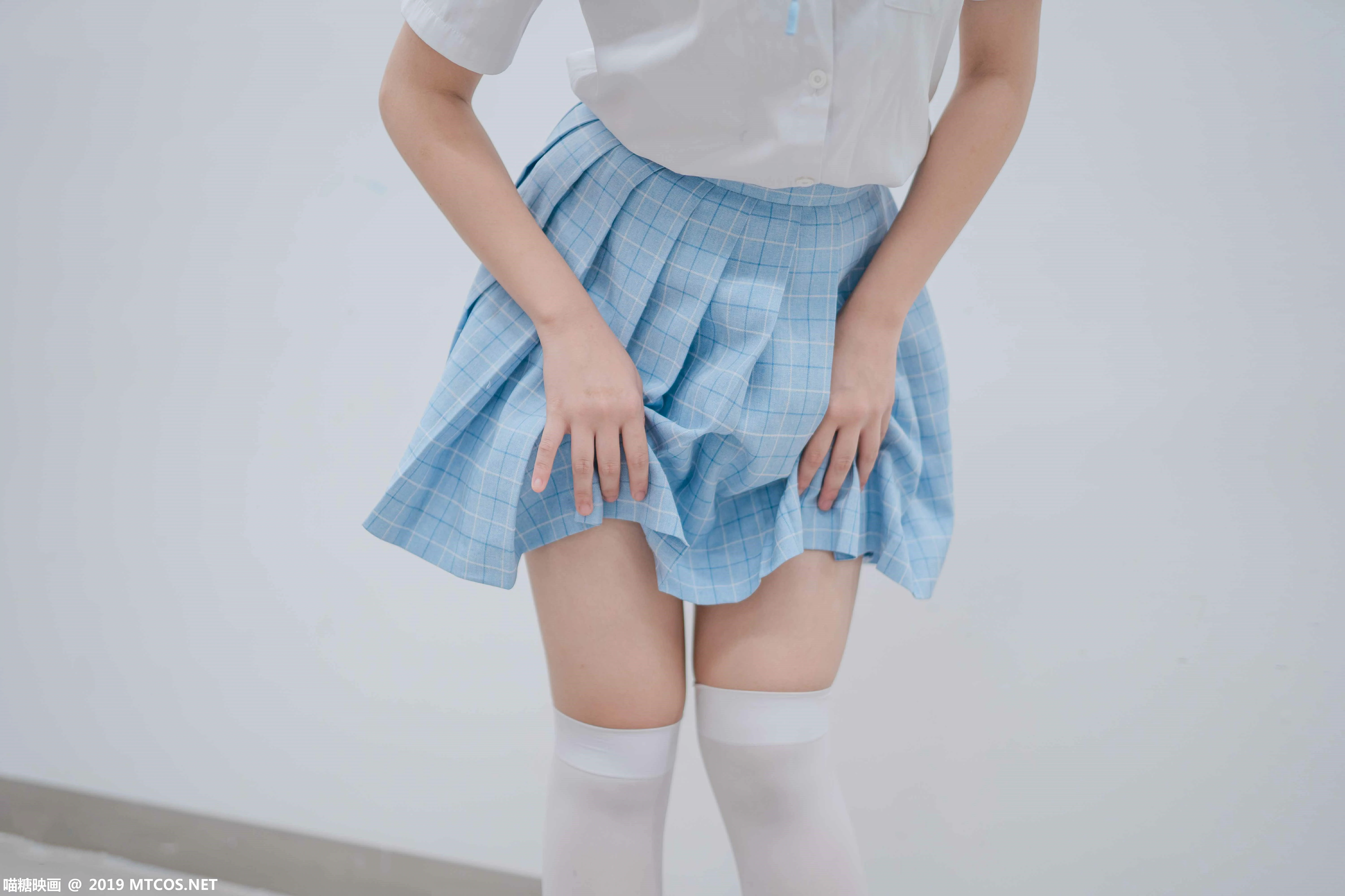 [喵糖映画]NO.011 双马尾 清纯可爱小萝莉 高中女生制服与短裙加白色丝袜美腿私房写真集,
