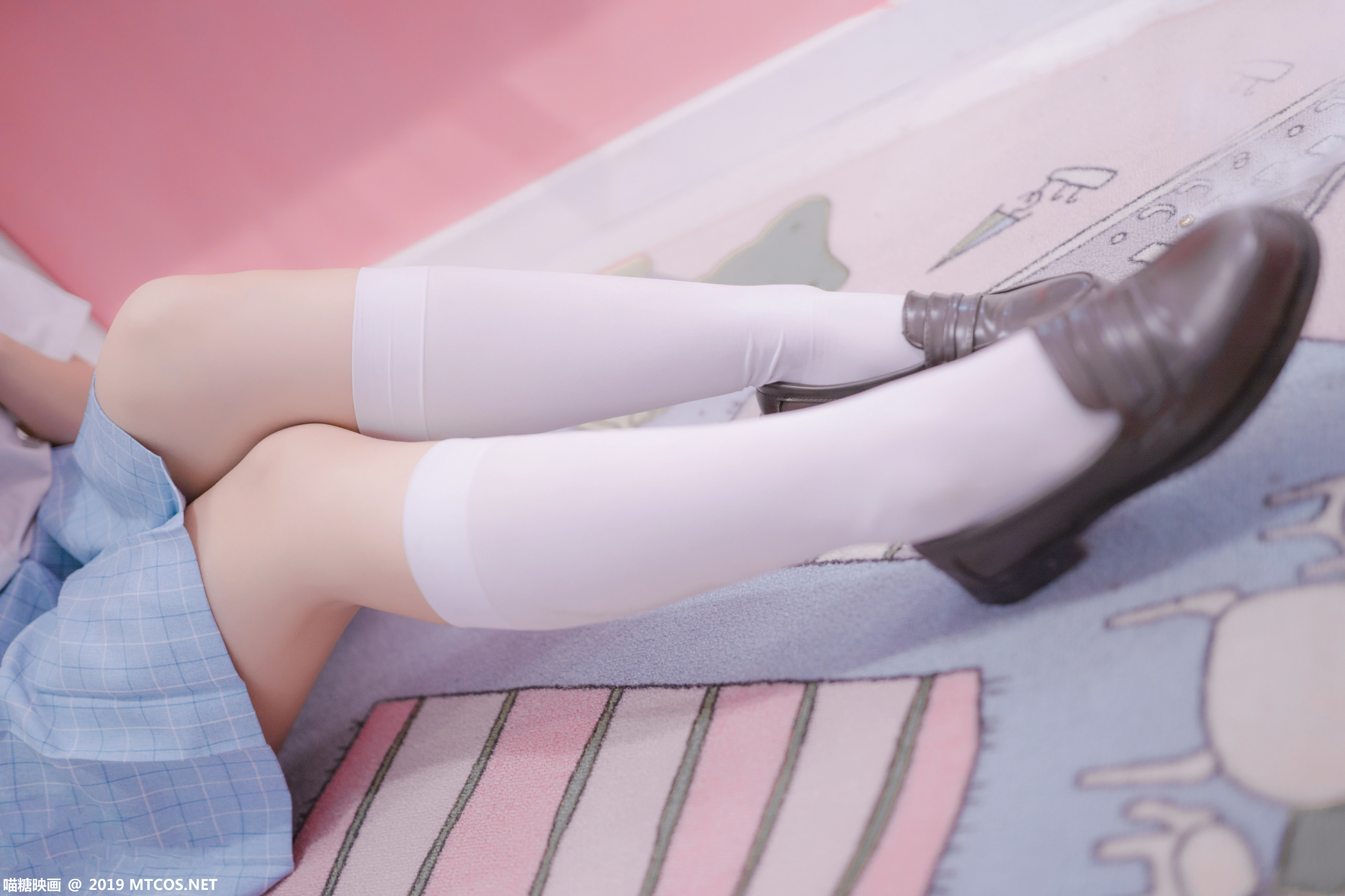[喵糖映画]NO.011 双马尾 清纯可爱小萝莉 高中女生制服与短裙加白色丝袜美腿私房写真集,
