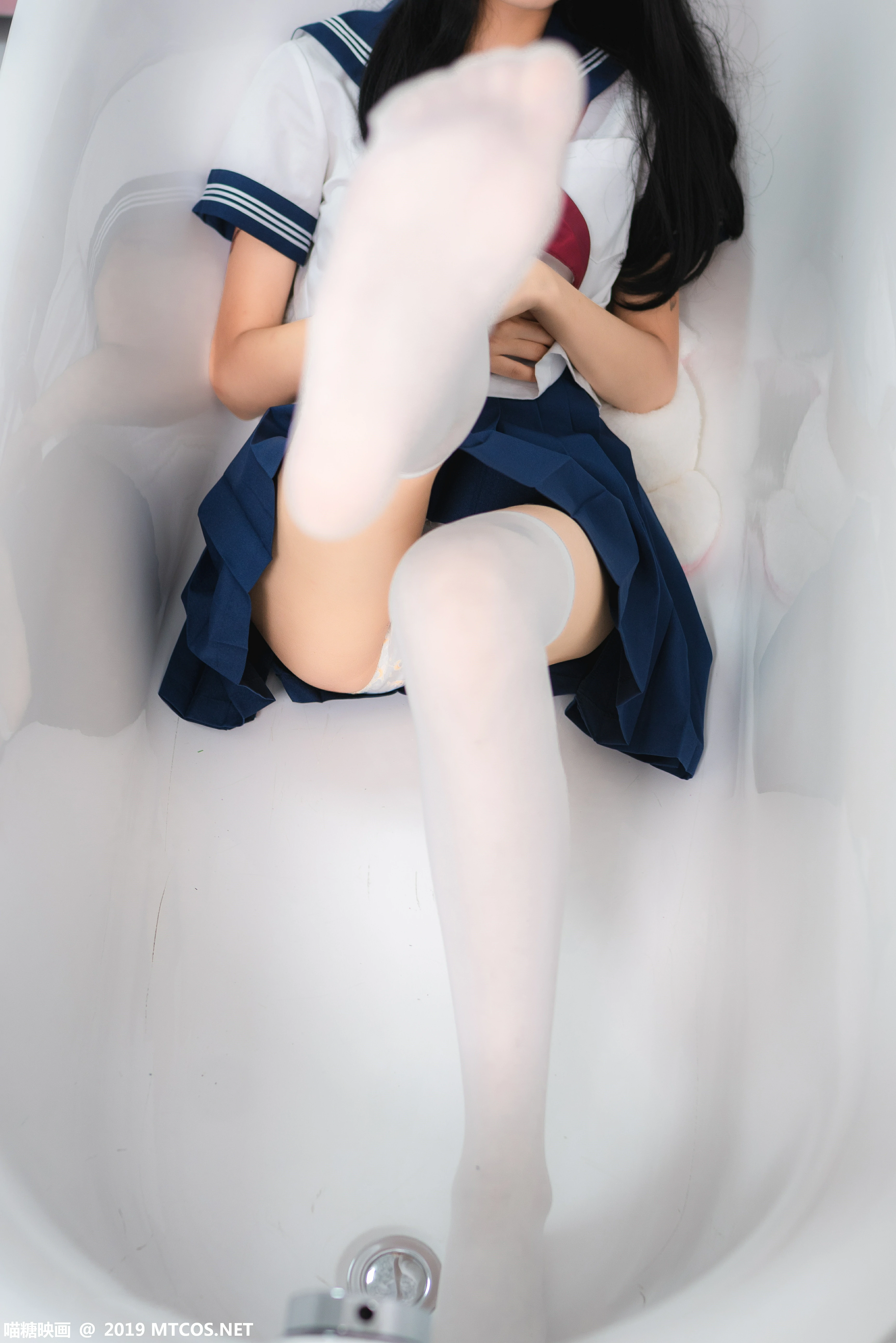 [喵糖映画]NO.012 清纯高中女生 蓝色水手制服与短裙加白色丝袜美腿性感私房写真集,