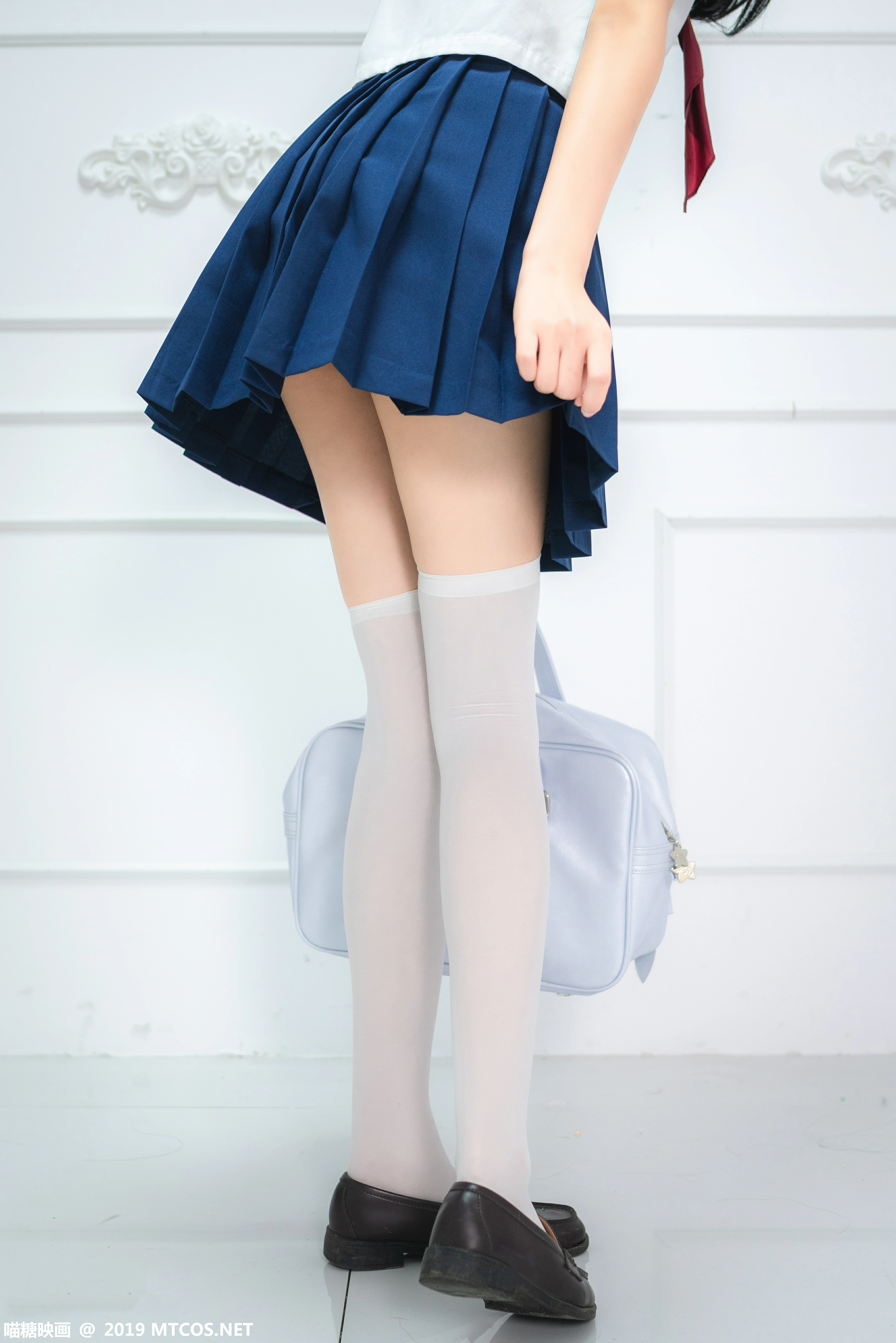 [喵糖映画]NO.012 清纯高中女生 蓝色水手制服与短裙加白色丝袜美腿性感私房写真集,