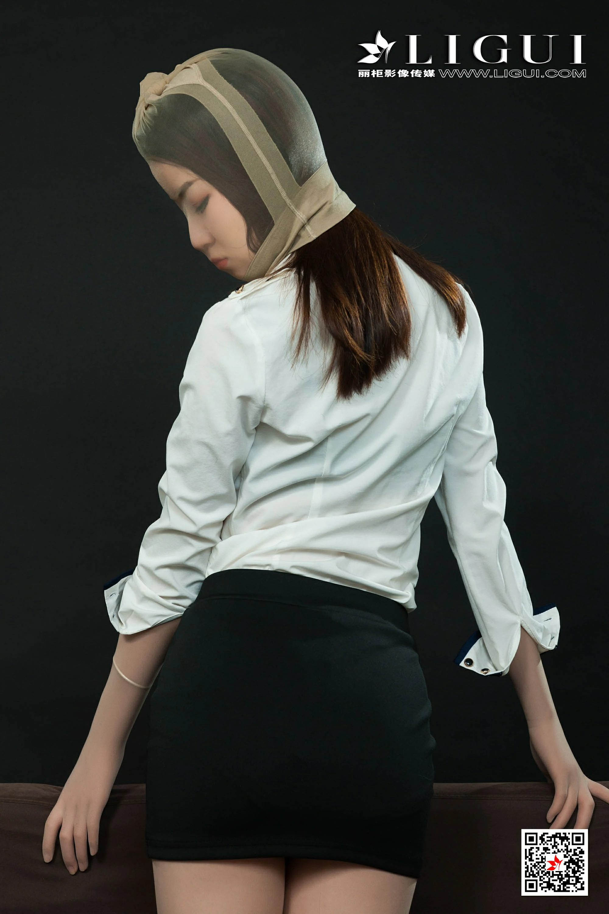 [Ligui丽柜会所]2019-11-21 《颜丝香茧》 虫虫 白色衬衫与黑色短裙加肉色丝袜美腿玉足性感私房写真集,