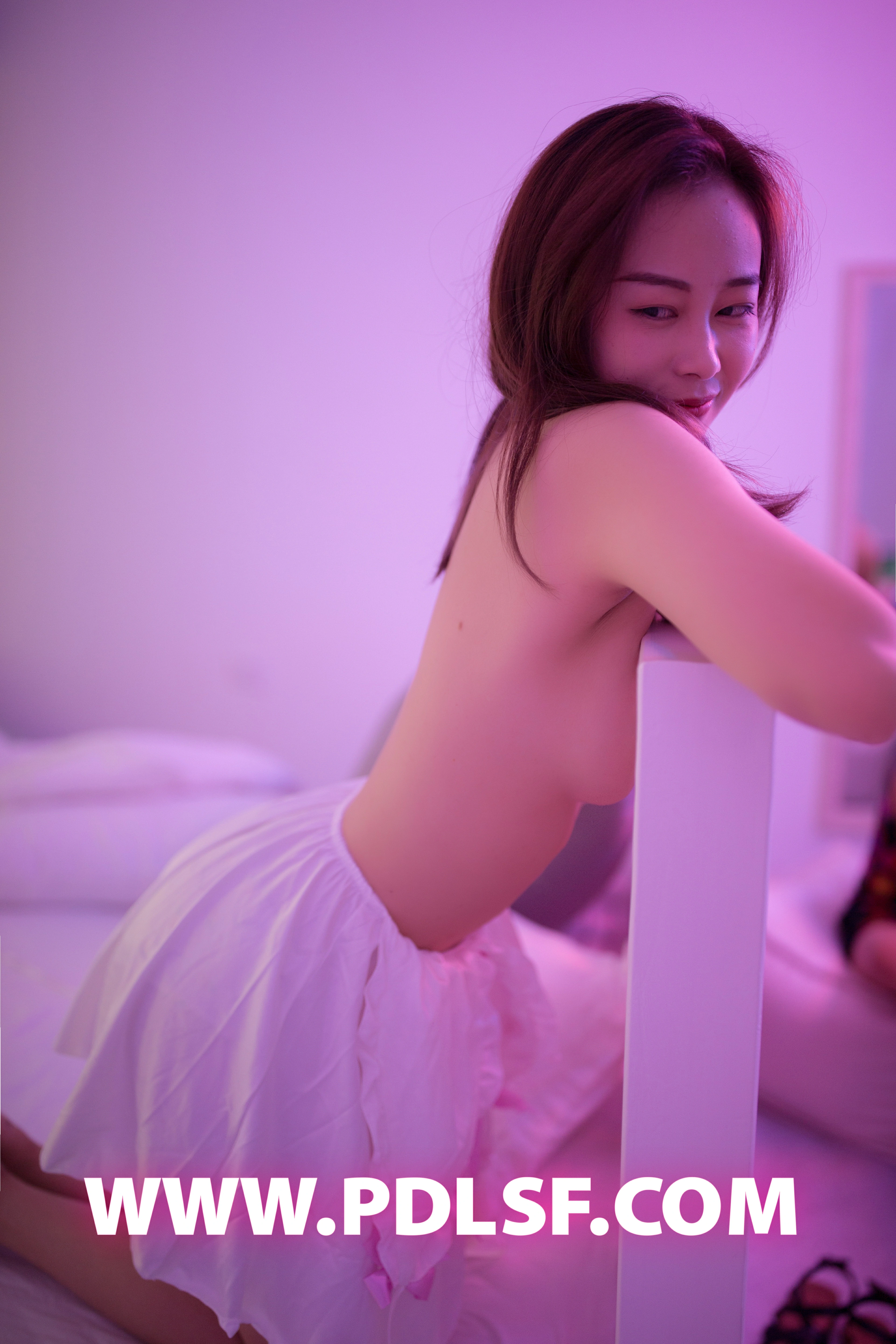 [PDL潘多拉]NO.411 性感巨乳人妻居家诱惑 粉色吊带情趣睡衣裙私房写真集,