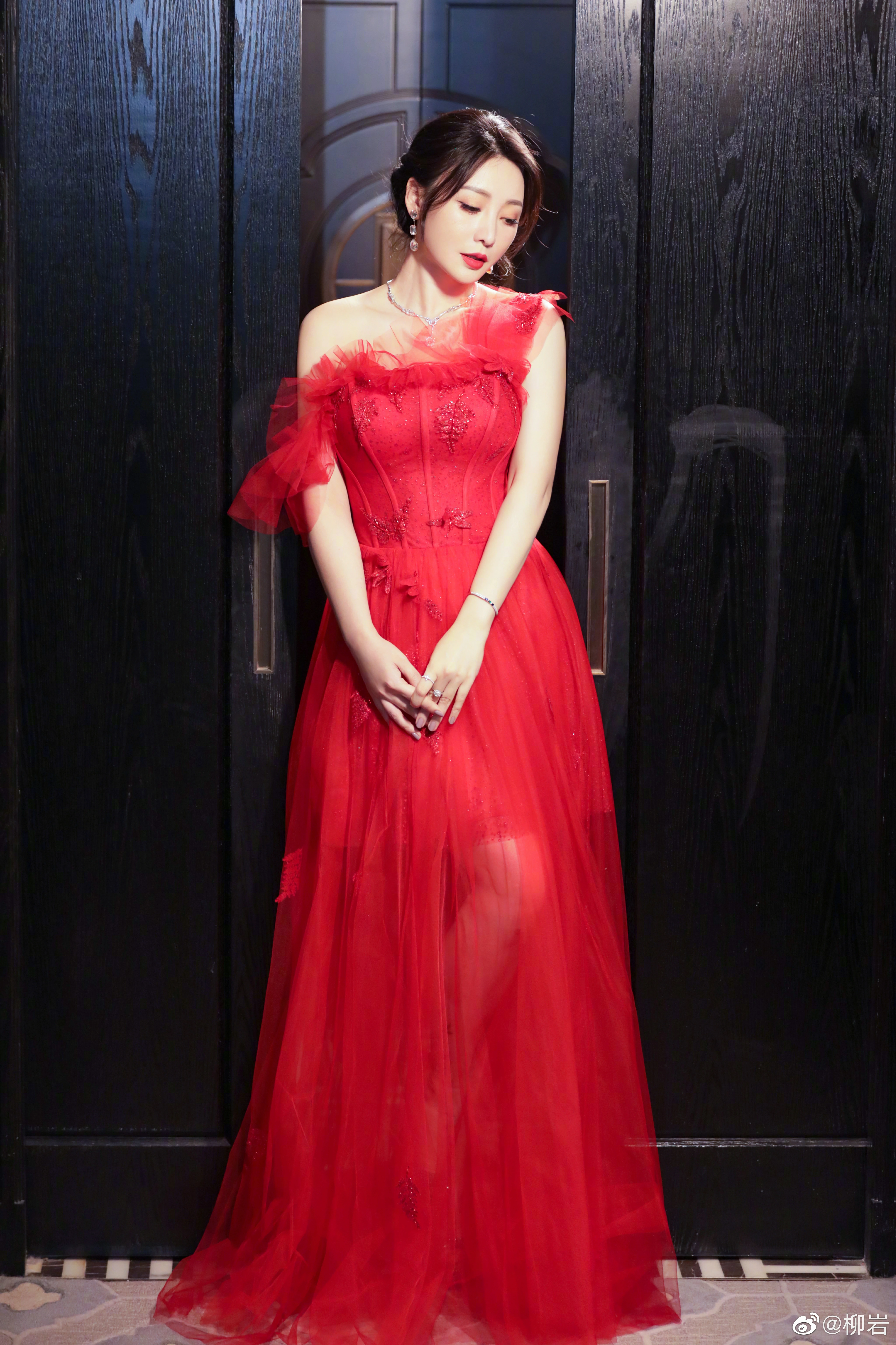 柳岩一袭红色纱裙出席活动 露美背香肩气质优雅迷人,