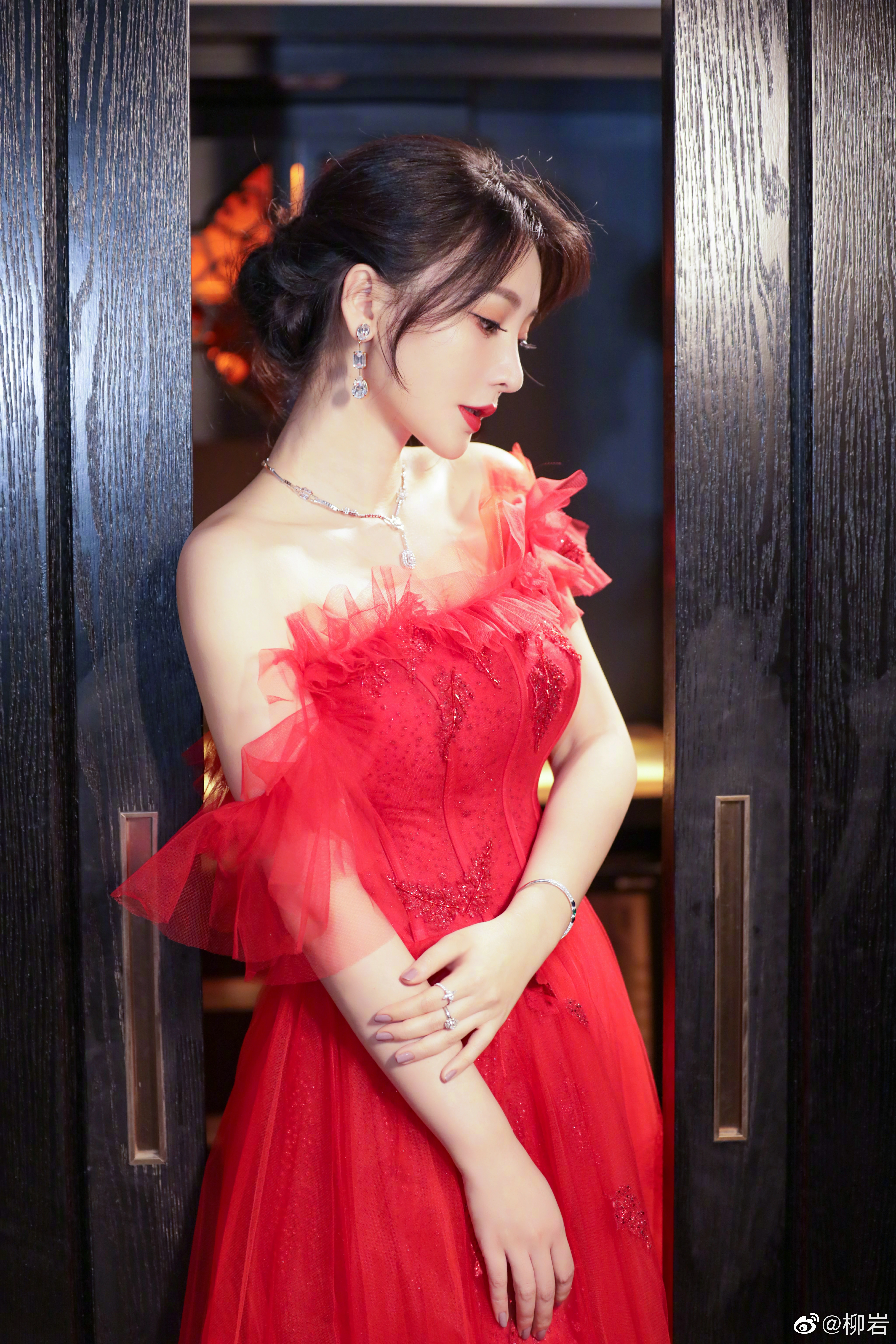 柳岩一袭红色纱裙出席活动 露美背香肩气质优雅迷人,